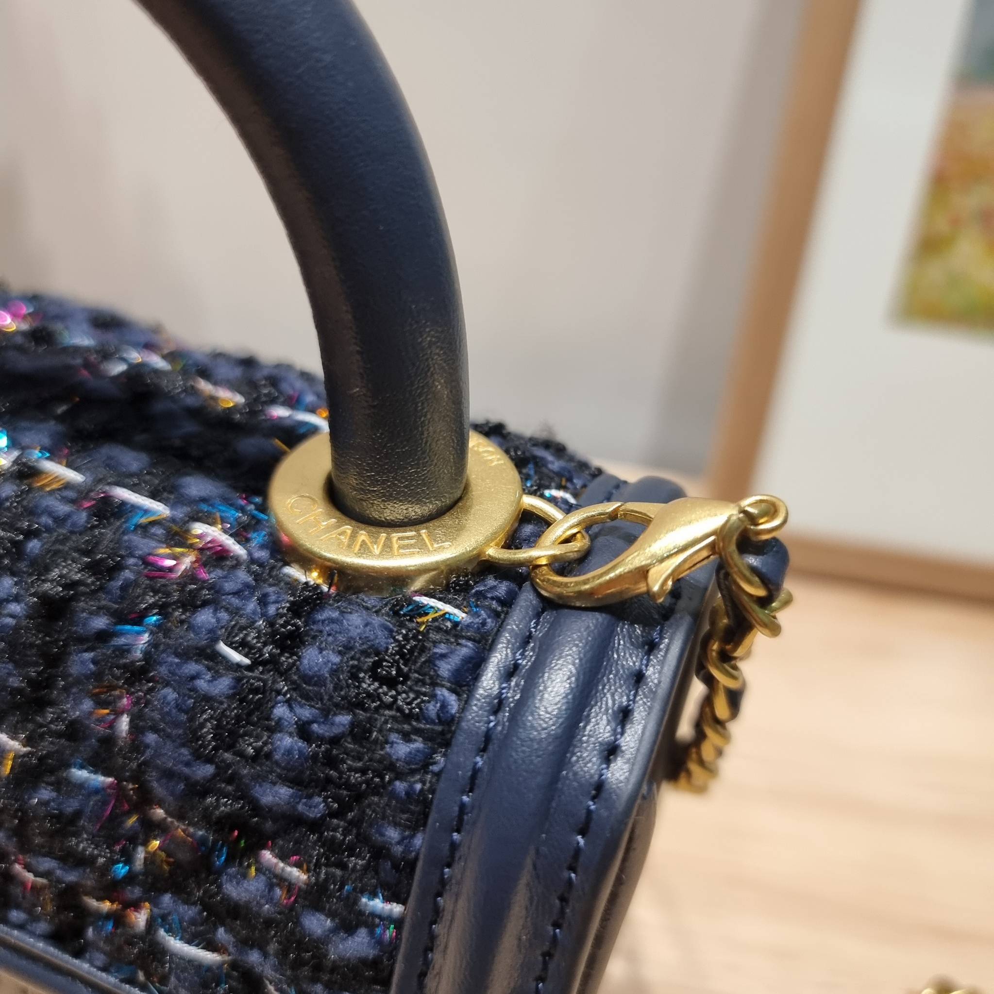 Chanel tweed mini flap bag / Chanel mini top handle กระเป๋าสะพายงานผ้าทวิตเอกลักษณ์เฉพาะของแบรนด์ งานสวยเป๊ะ มาพร้อมสายยาวถอดออกถือสวยๆเริ่ดๆ คิวท์มาก!! ดีเทลน่ารักเพียบ!!