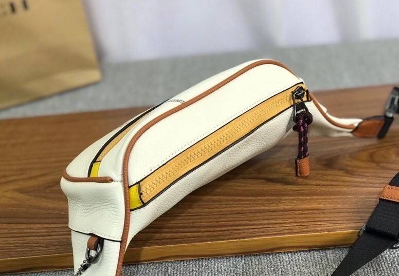 ของแท้ 💯% Coach Micky Mouse Disney Chest Bag 3747 collection Japan Limited Edition Women’s Full Leather กระเป๋าสะพายคาดอก/เอว ขนาดพอเหมาะ ใส่มือถือ iphone+ เปิดปิดด้วยซิป ด้านหน้ามี Logo mickey mouse