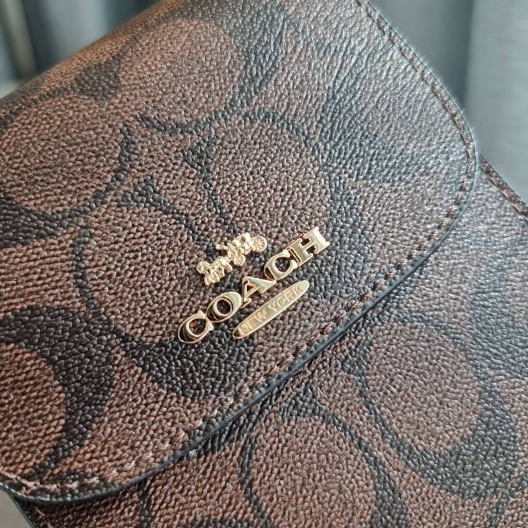 COACH NORTH/SOUTH PHONE CROSSBODY IN SIGNATURE CANVAS F55636 F39955 สุดคลาสสิคกับกระเป๋าสะพายเอนกประสงค์ Case phone ใส่โทรศัพท์มือถือได้ทุกรุ่น ดีไซน์ลายเอกลักษณ์ วัสดุหนังแคนวาสเคลือบลาย ฝาและภายในเป็นหนังสังเคราะห์เรียบ เปิด-ปิดด้วยกระดุม สายสะพายยาวประ