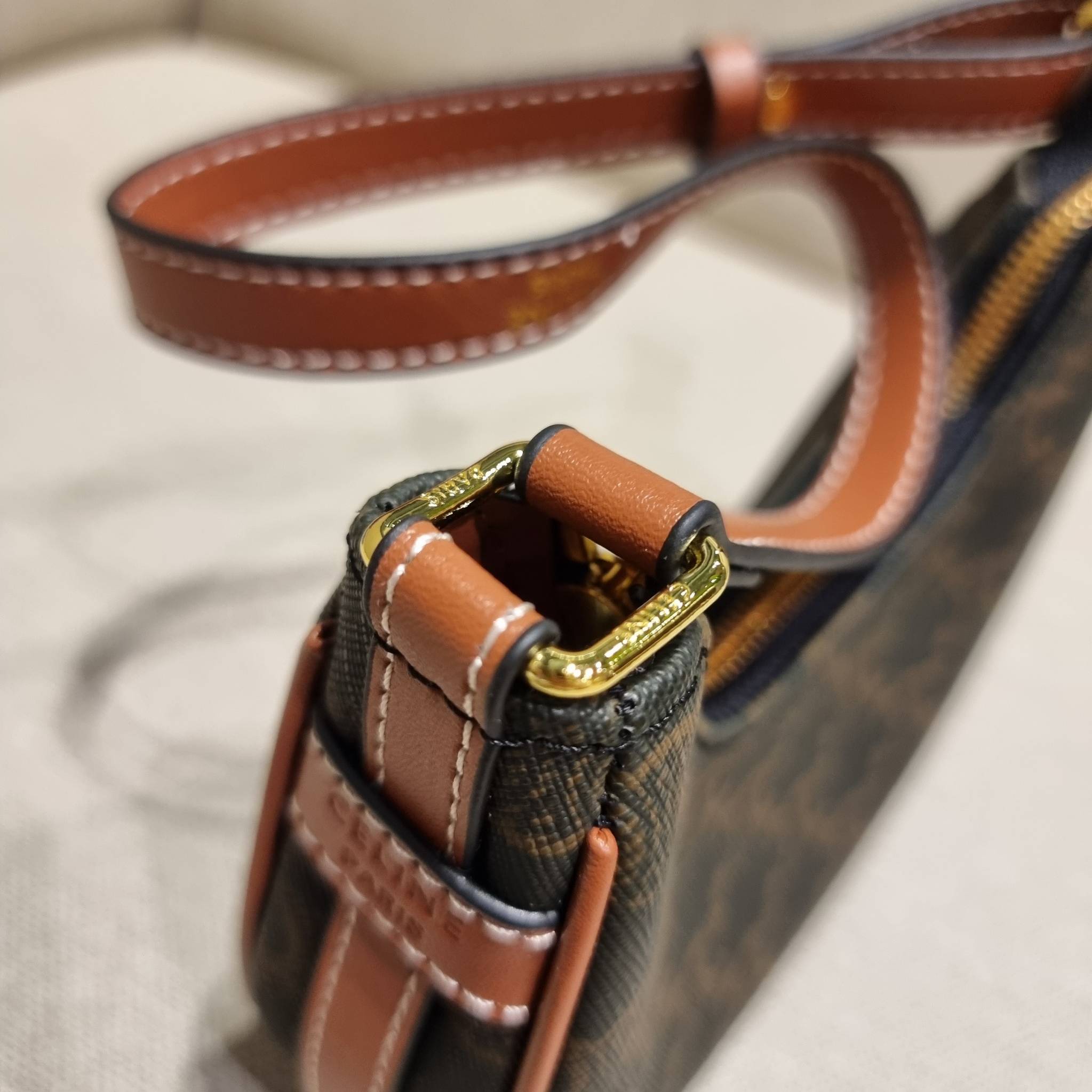 CELINE MINI AVA IN TRIOMPHE CANVAS AND CALFSKIN สวยเกินต้านกับน้องมินิ รุ่นสุดปัง ที่ใครเห็นก็ต้องว้าว กับกระเป๋าสะพายไหล่ ไซส์มินิ น้องน่ารักม้ากกก!! ไม่ไหว!! รูปทรงที่ไม่เหมือนใคร ใช้งานง่าย วัสดุหนังแคนวาสตัดสลับหนังแท้ สวยลงตัว รูดเปิด-ปิดด้วยซิป สายส