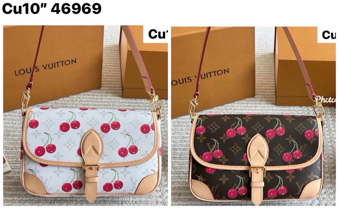 LV Diane Monogram Cherry กระเป๋ามัลติฟังก์ชั่นสุดคุ้ม คอลใหม่แสนสดใสด้วยลายเชอรี่ ที่ดีไซน์ออกมาน่ารักน่าใช้มากๆ มีสายมาให้ถึง 2 แบบ สายหนังคล้องไหล่ได้ และสายสปอร์ตครอสบอดี้ได้