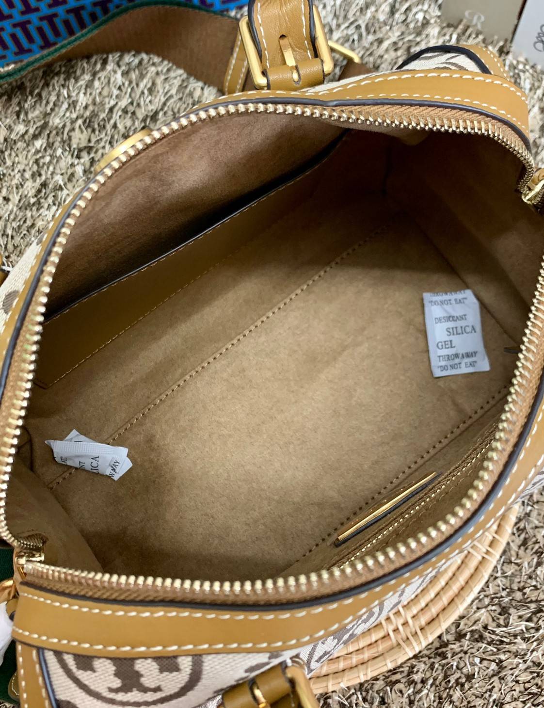 สวยก่อนใครแน่นอนค่ะนาทีนี้💋 💥รุ่นที่กำลังฮิตมากตอนนี้ของเหล่าคนดังใน ตปท.! TORY BURCH T MONOGRAM JACQUARD BARREL ((ใบใหญ่)) พร้อมส่งที่ไทยทันที! กระเป๋าทรงหมอนจาก Tory burch วัสดุ jacquardทอลายแบรด์+หนังแท้ ได้สวยงามหรู ดูคลาสสิคมากๆค่ะ เป