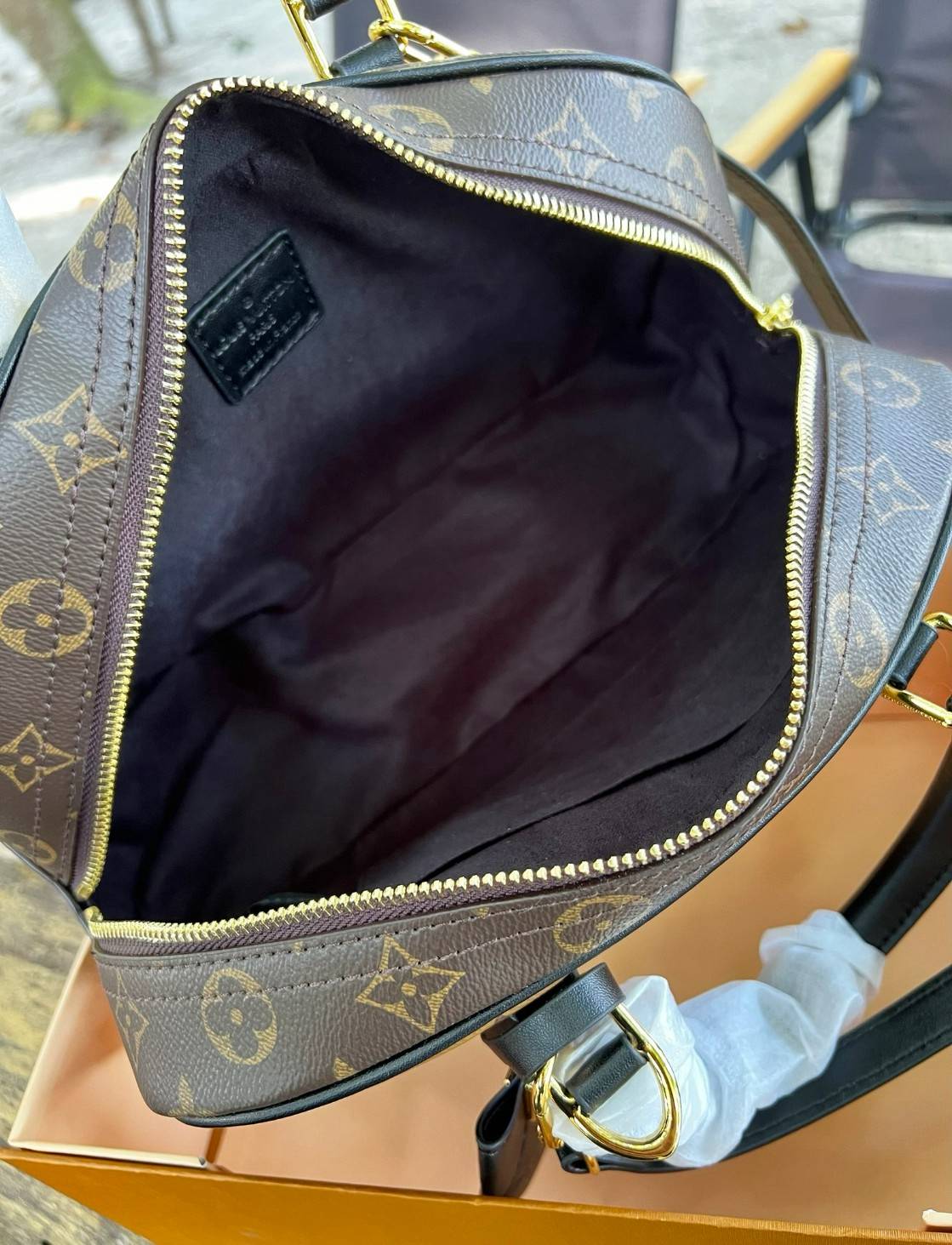 ORI หนังแท้ | LV x TM Handbag East West Murakami ซีซั่นนี้จะเป็นรุ่นไหนไปไม่ได้นอกจากรุ่นใหม่ล่าสุด พิมพ์ลายโมโนแกรมทั้งใบทรงล้ำสมัย หนังแท้นิ่มอย่างดี ประดับด้วยหมุดโลหะสีทองสุดหรูค่ะ