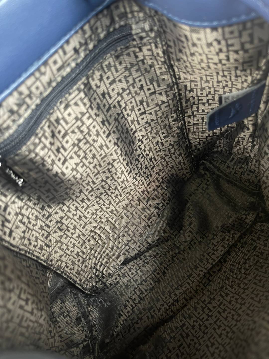 Longchamp Le Pliage Cuir Xs Leather Backpack แบรนด์ติดเทรนด์ตลอดไม่เคยเปลี่ยนกับ ทรง Le Pliage Cuir หนึ่งในตระกูลกระเป๋าสุดไอคอนิกจากแบรนด์ เมื่อรุ่น Le Pliage Cuir ในรูปแบบของหนังแกะ Metis ได้ถือกำเนิดขึ้นในปี 2012 เป้ที่มีการจัดการปรับดีไซน์ให้มีขนาดกำล