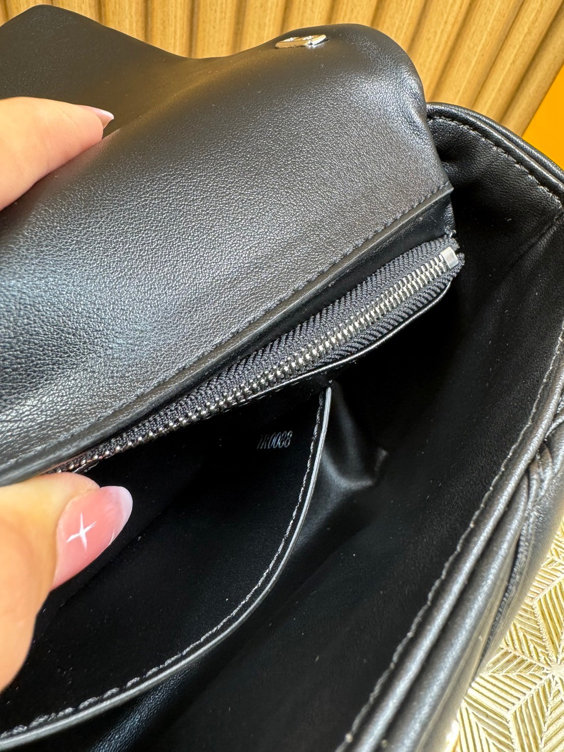 พร้อมส่ง 3 สี LV Twist Bag 24cm / LV GO-14 กระเป๋าหนังบุนวมอันเป็นเอกลักษณ์ของเมซง เกรดออริจินอล 1:1 สลับแท้ ภาพถ่ายจากงานขายจริง