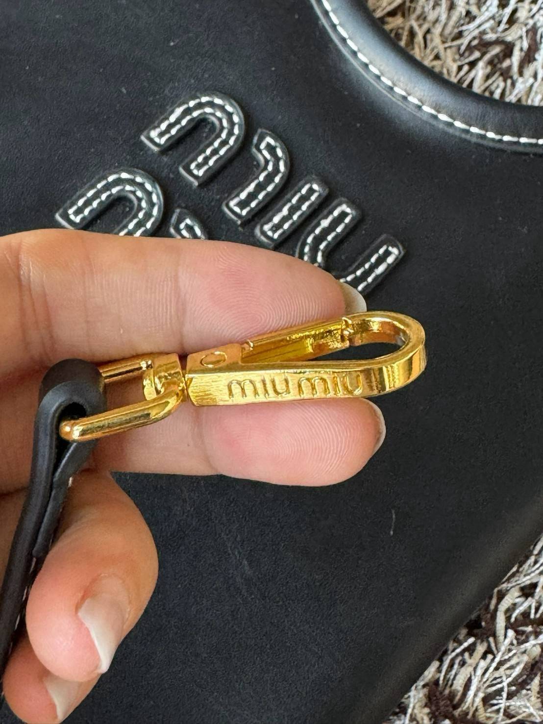 MIU MIU IVY leather handbag / Miu Miu ivy mini tote กระเป๋าสไตล์คลาสสิก มาในดีไซน์เรียบแต่โก้ ให้ลุคที่ดูเท่มั่นใจ สามารถถือและสะพายได้ จุดเด่น ที่โลโก้หนังตัวนูน ที่เสริมให้กระเป๋าดูแฟชั่นและทันสมัย