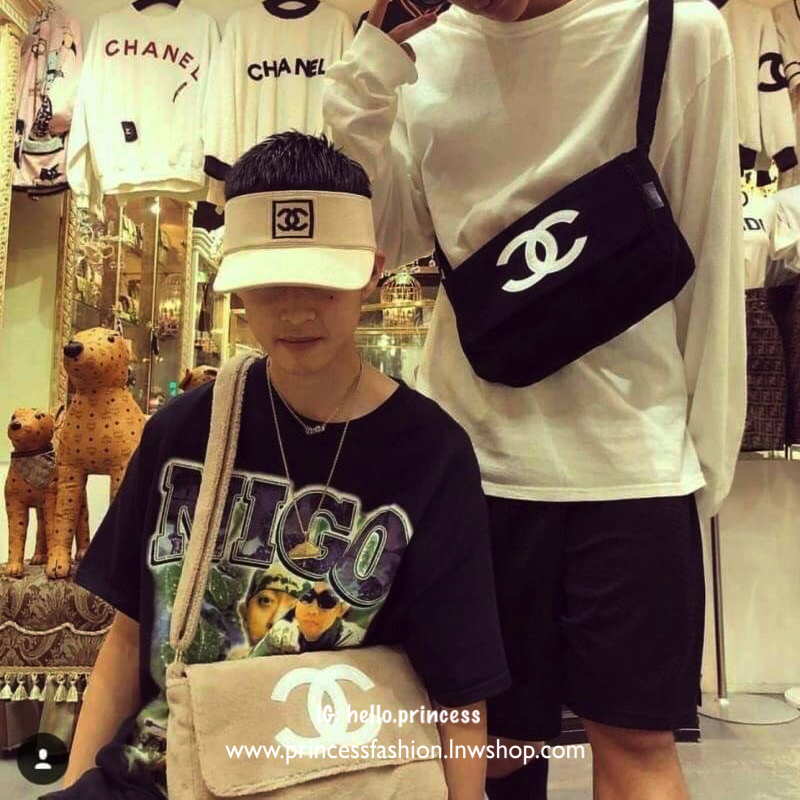 MUST HAVE ITEM 2019 !! รุ่นยอดฮิตของ *วัยรุ่นสายสตรีท ทั่วโลก จากงาน CHANEL VIP GIFTของแท้ 100% เป็นกระเป๋า ใบสวยรุ่นหายาก ขนาดกำลังดี ใช้ได้ทั้งหญิงชายเลยค่ะ ขนเฟอร์นิ่มมากกก เก็บของอย่างดี น้ำหนักเบา ด้านในมีช่องใส่ของจุกจิก MIX ได้หลากหลายแนว กับราคาสบ