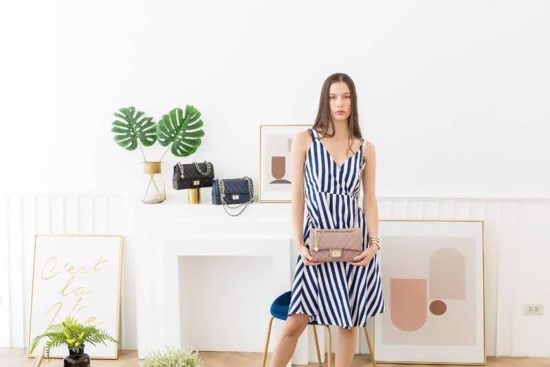 KEEP shoulder chevron chain handbag ( อะไหล่ รมควันดำ ) สวย หรู มากๆ เลยน๊า กระเป๋าอยู่ทรง ใครชอบส่งวันนี้ห้ามพลาดเลยนะคะ สายโซ่สะพายสบายคะ สายปรับ สั้น ยาวได้คะ ภายในสีแดง มีช่องใส่ของจิกจิงหลายช่องแบ่งเก็บของเป็นสัดส่วนมากๆคะ *ใบจริงสวยมาก เข้ากับชุดได้