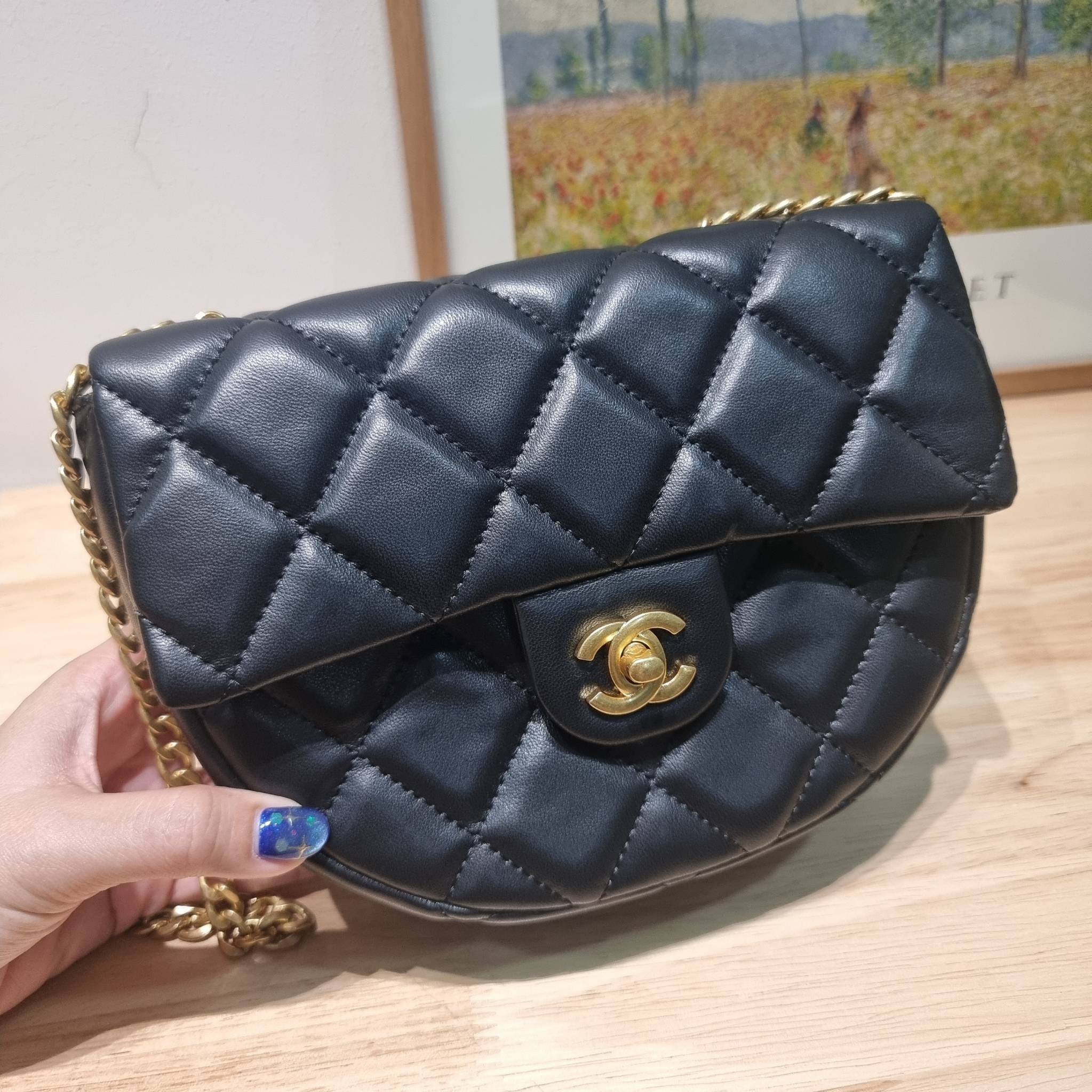 Chanel camellia vintage half moon bag ดีไซน์ใหม่ 2023 สุดหรู กับกระเป๋าสะพายไอเท็มคลาสสิค เลิศที่ตัวอะไหล่ใช้รูปดอกคามิเลียเอกลักษณ์มาเป็นตัวชูความแพง สำหรับกดปรับสายสะพายได้แบบชิคๆ