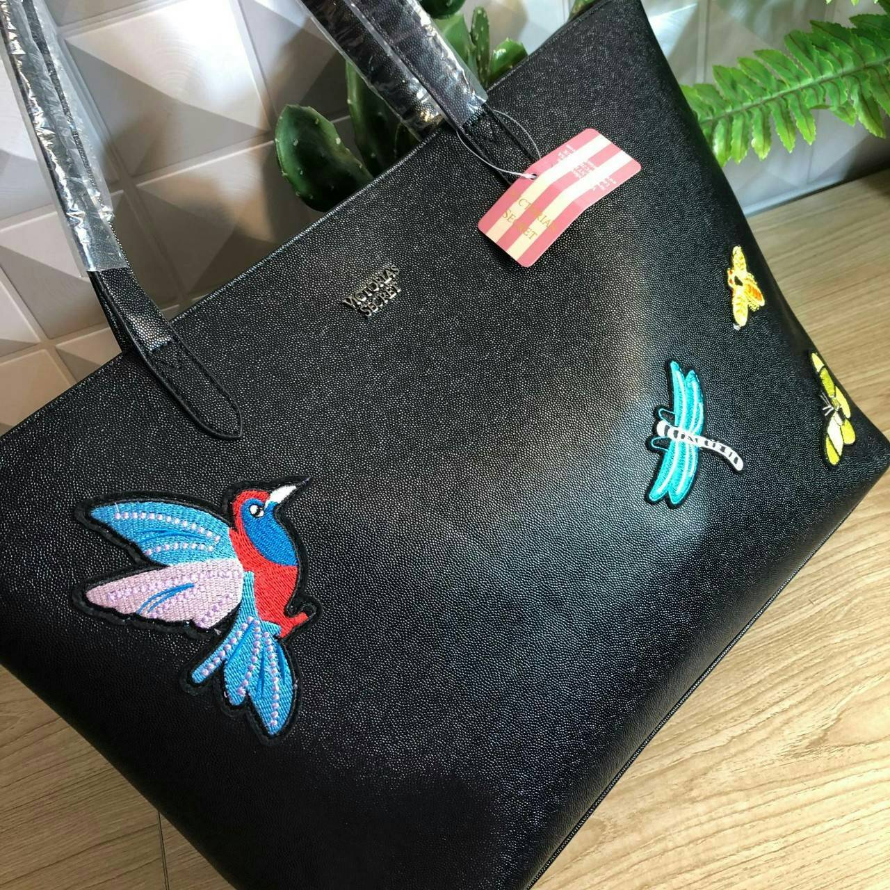 Victoria’s Secret Tote Bag 2019 กระเป๋าถือหรือสะพายลายหนังคาเวียร์ สวยด้านหน้าประดับด้วยโลโก้ ตัวกระเป๋าแต่งด้วยลายปักสวยเก๋ ปากกระเป๋าเปิดปิดด้วยซิปสะดวกใช้ ภายในมีช่องโล่งและช่องเล็กไว้แบ่งเก็บของ ใส่หนังสือ เอกสาร A4 Notebook ipad กระเป๋าสตางค์ ของใช้ไ