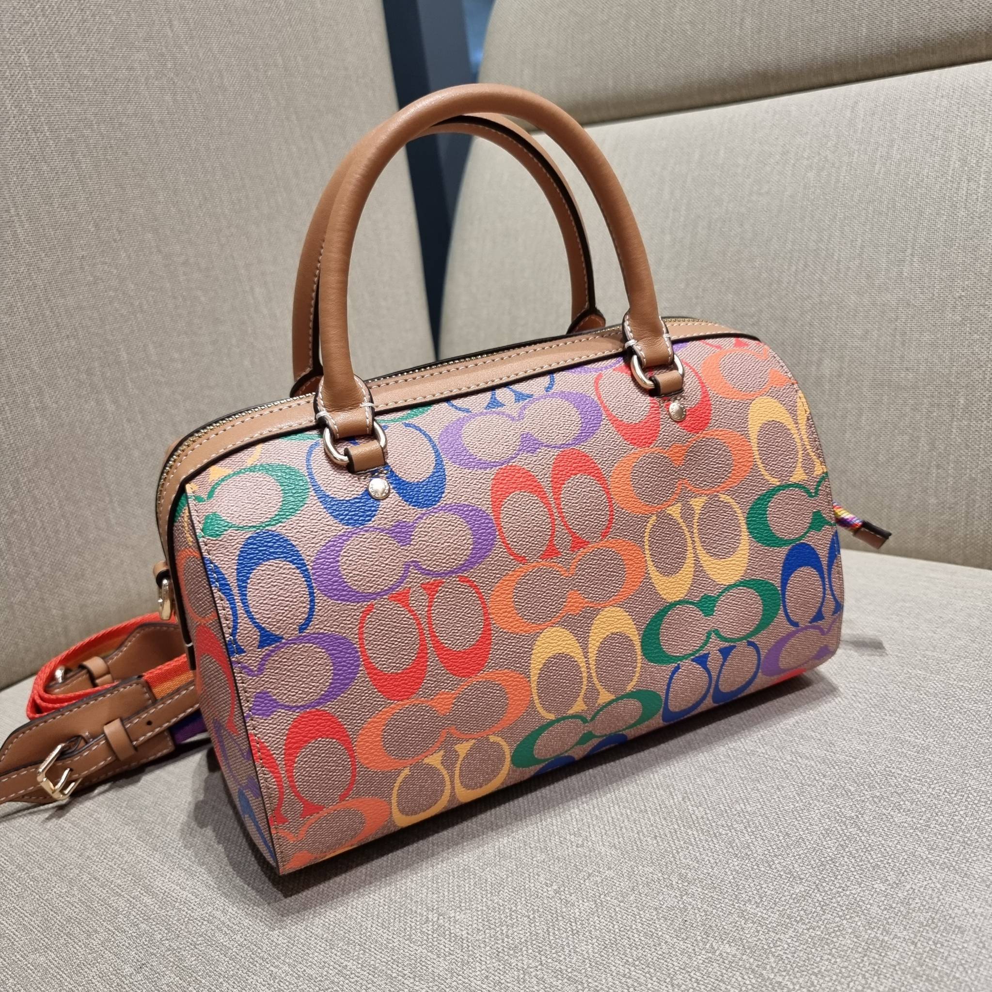 COACH C4396 ROWAN SATCHEL IN RAINBOW SIGNATURE CANVAS กระเป๋าทรงหมอนยอดฮิต คอลเลคชั่นที่สวยโดดเด่น ด้วยดีไซน์เรนโบว์ สดใส!! รูปทรงสวยงาม คลาสสิค และใช้งานได้อย่างกระฉับกระเฉง วัสดุหนังแคนวาสเคลือบลาย ทนทาน ภายในโล่งกว้าง มีช่องซิปและแบ่งสัดส่วนได้ลงตัว บอ
