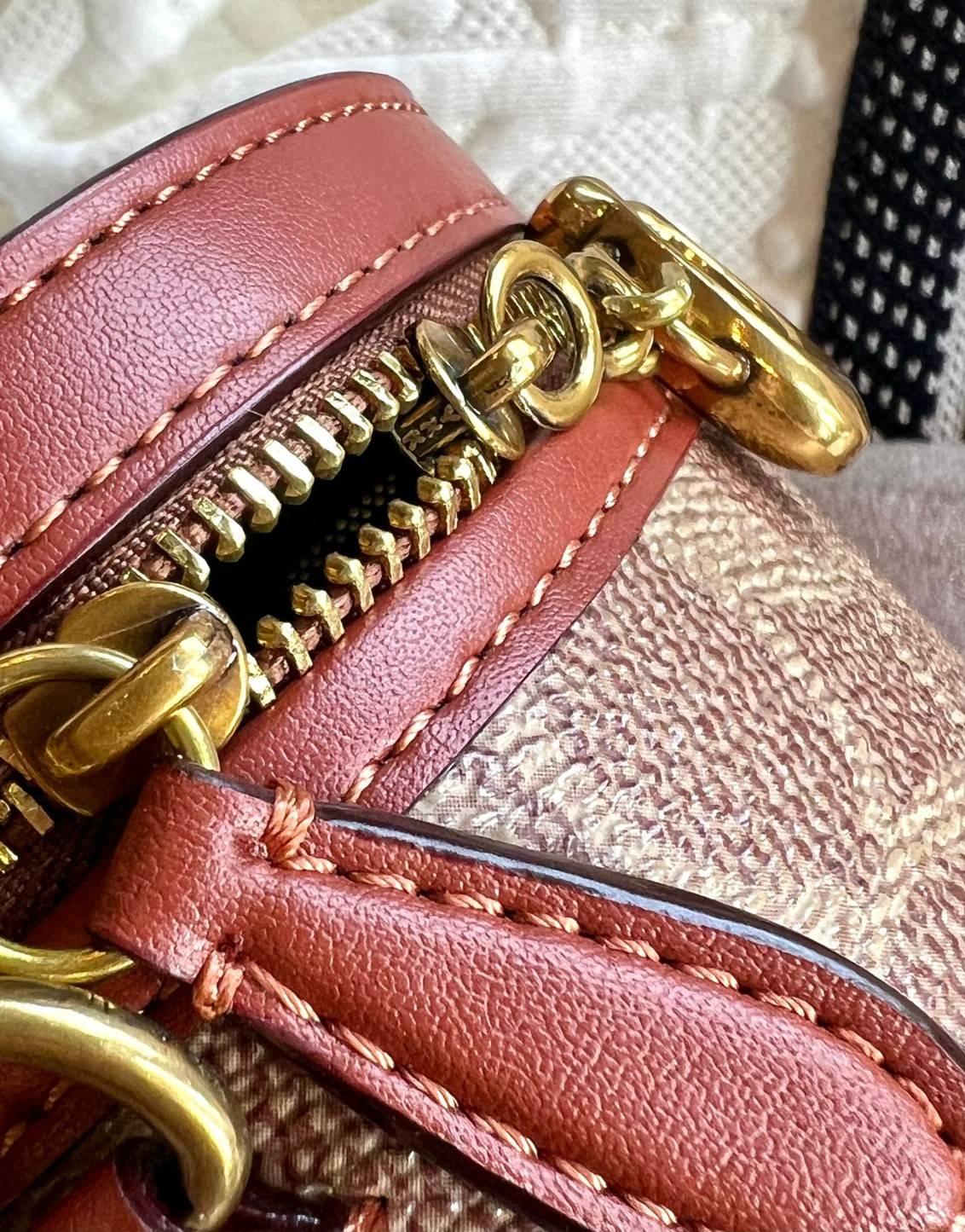 COACH TRAIL CROSSBODY 12 IN SIGNATURE CANVAS CE768 // CE769 มอบเป็นของขวัญปีนี้ รุ่นนี้ต้องเข้าแล้วล่ะคะ พร้อมส่งที่ไทยจำนวนจำกัด! ได้ล๊อตเปิดตัวราคาดีสุดมาค่ะ🎁มอบทันใช้ในช่วงเทศกาลปีใหม่นี้กันค่าา สวยไร้ที่ติ ✔️กระเป๋าใส่ของจำเป็นจุกจิก หน