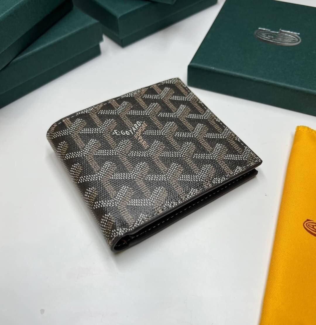 GOYARD WALLET / GOYARD Victoire Bifold Wallet พร้อมส่งที่ไทย เกรดเทพออริจินอล หนังเกรดดีสุด กระเป๋าสตางค์ผู้ชายใบสั้น พร้อมกล่องเขียวแบรนด์สวยหรู อีกรุ่นที่ยอดขายไม่เคยตก ภาพสินค้าถ่ายจากงานขายจริง ใช้งานต่างประเทศได้เลยค่ะ