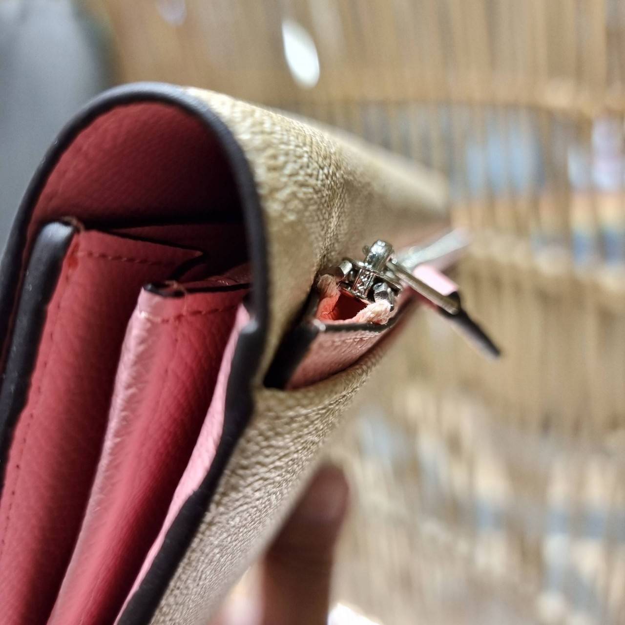 COACH F52601 POP SLIM ENVELOPE WALLET IN SIGNATURE รุ่นขายดี ขายหมด!! รุ่นหายาก!! เติมสต็อคจ้า!! กระเป๋าสตางค์รุ่นฝาพับ ดีไซน์เรียบหรู คลาสสิค ใช้งานง่ายและสะดวกมากๆ ด้วยซองซิปที่เสียบด้านหลัง ถอดแยกออกมาใช้ได้ หรือเอาออก พกกระเป๋าเดี่ยวๆก็ได้ ถือใบนี้ดูไ