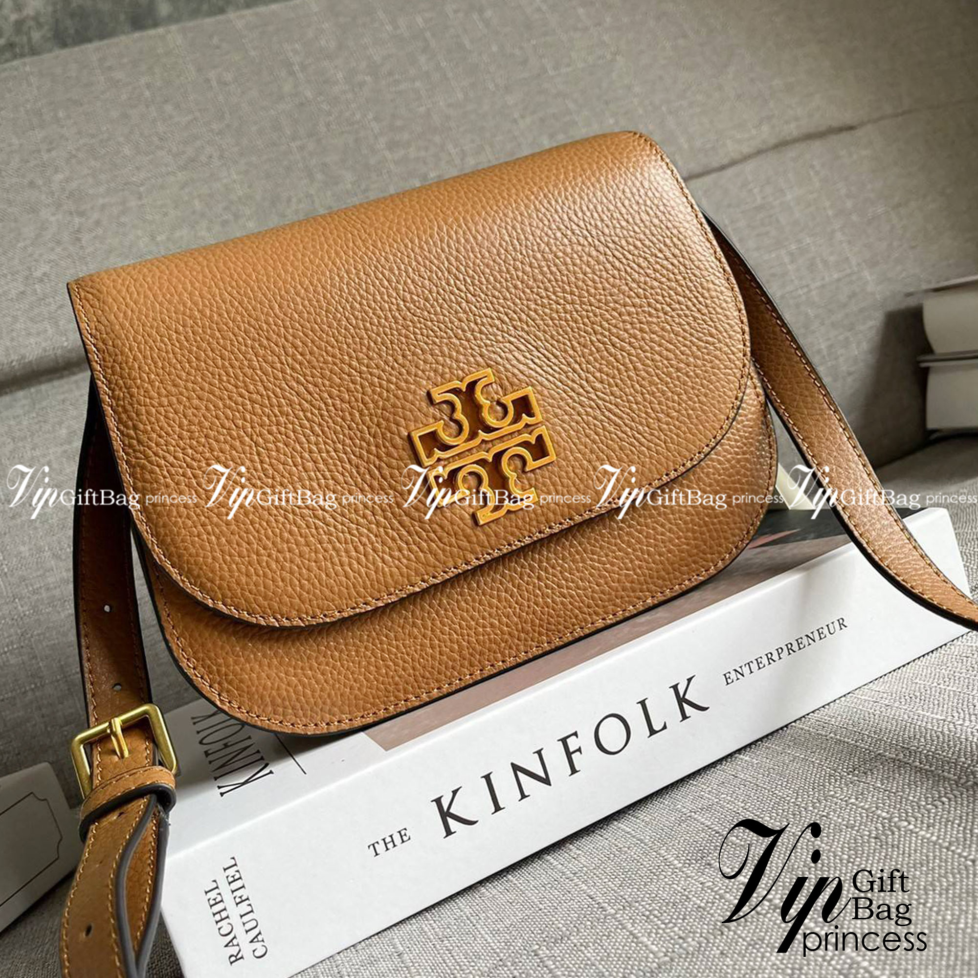 TORY BURCH BRLTTEN SMALL SADDLE BAG / Tory Burch Britten Flap Shoulder Bag กระเป๋าสะพายข้าง วัสดุหนังแกะแท้ ด้านหน้าประดับโลโก้แบรนด์ เปิด-ปิดกระเป๋าแบบกระดุมแป็กแม่เหล็กแน่นหนา ภายในมีช่องหลัก ใส่กระเป๋าเงินใบกลาง มือถือได้ทุกรุ่น มีช่องแยกใส่ของจุกจิกอี