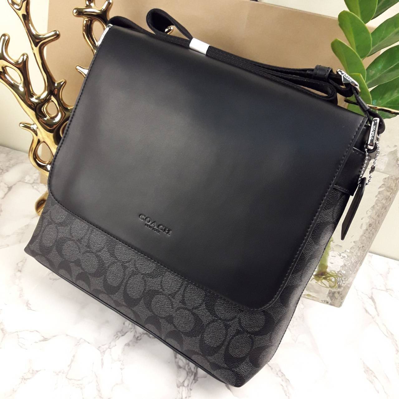 COACH CHARLES SMALL MESSENGER IN SIGNATURE (F54771)🌲ทั้งหล่อ ทั้งเท่มากๆขนาดนี้ ไม่ควรพลาด !! //สะพายข้างใบใหญ่ Unisex ใช้ได้ทั้งชายและหญิง // วัสดุแคนวาส ผสมหนังแท้อย่างดี อยู่ทรงสวย คุณภาพสุดๆ ฝาเปิดกระเป๋า ล็อคด้วยตัวล็อคแม่เหล็ก แน่นหนามากๆ ช่