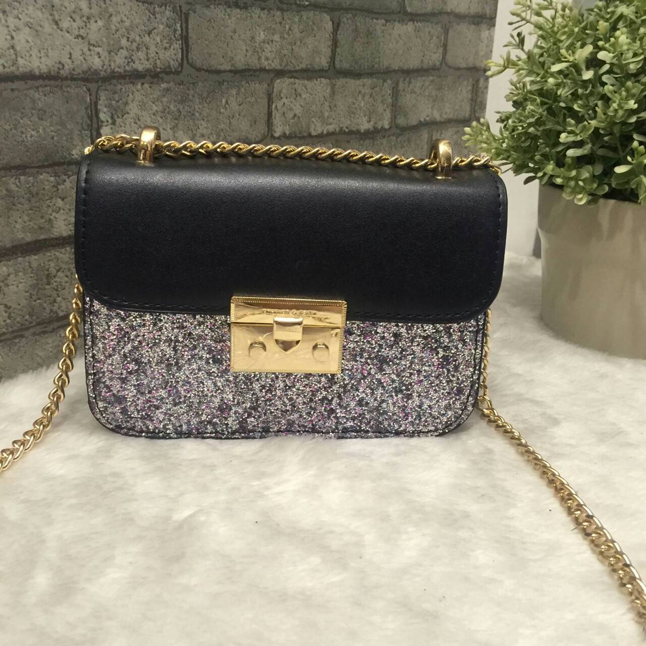 CHARLES & KEITH Mini Square Shaped shoulder bag กระเป๋าสะพายไซส์มินิประดับด้วยกากเพชรวิ้งๆ ติดแน่น อะไหล่ทอง สายสะพายโซ่ ตัวล็อคแบบ บีบดันปลดล็อค ใช้งานง่าย ด้านในมี 3 ช่อง มีช่องซิปด้วย ด้านข้าง ประดับหมุดทรงนูนเหลี่ยม ใส่ iphone+ได้ สบาย ๆ สวยระยิบระยับ