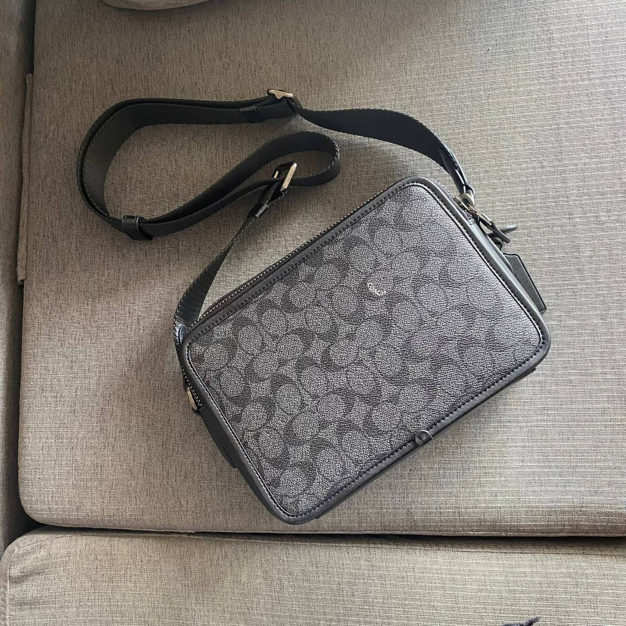 CHARTER CROSSBODY 24 IN SIGNATURE CANVAS (COACH C5341) 😎😎 กระเป๋าสะพายข้าง ไอเท็มยอดฮิตทรงหล่อ เรียบหรู ดูดี เป็นรุ่นที่หนุ่มตามหากันเยอะมาก วัสดุหนังแคนวาสสลับหนังแท้ เปิด-ปิดด้วยซิป 2 ช่อง มีช่องแยกใส่ของเป็นสัดส่วน สะพายไปเที่ยวหรือทำงา