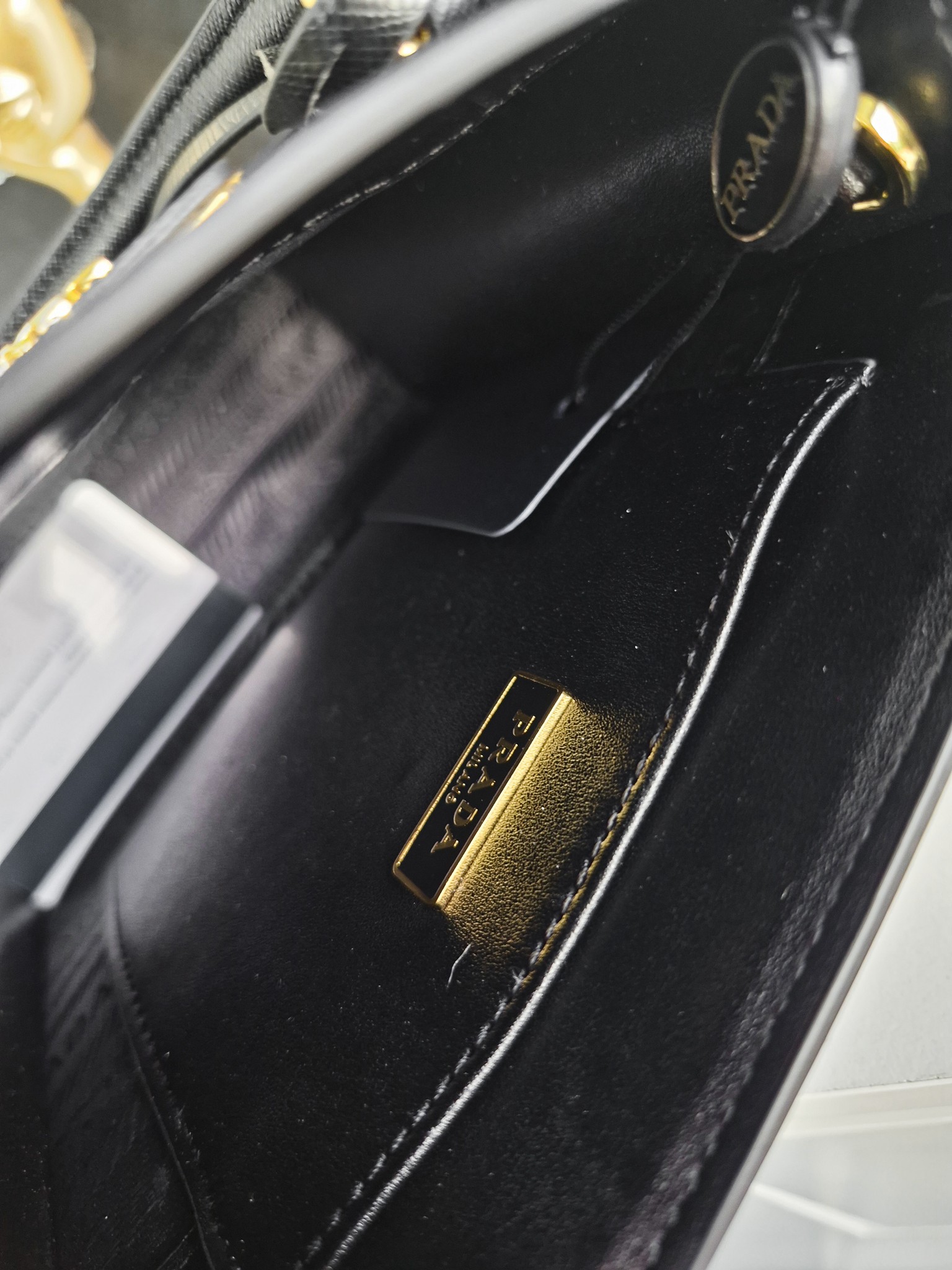 PRADA Saffiano 2WAY Logo Handbags รุ่นใหม่พร้อมส่ง กระเป๋าตั้งอยู่ทรงสวย กันน้ำ ด้านหน้าประดับโลโก้แบรนด์ อะไหล่ทอง สวยหรูเว่อร์วัง