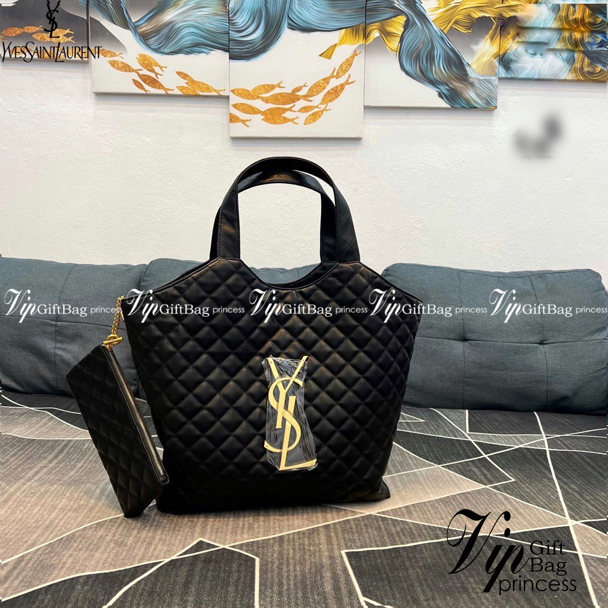 YSL icare maxi shopping bag in quilted lambskin / YSL tote bag กระเป๋าไซส์ใหญ่ พร้อมใบเล็ก หนังบุนิ่มเย็บลายตาข่าย (Quilted Bag) ดีไซน์คล้ายตะกร้าช็อปปิ้ง โฉบเฉี่ยวกว่าหลายระดับด้วยการประดับฮาร์ดแวร์ทองเหลืองในตัวอักษร YSL บนหนังสีดำสร้างความสะดุดตา มอบสไ