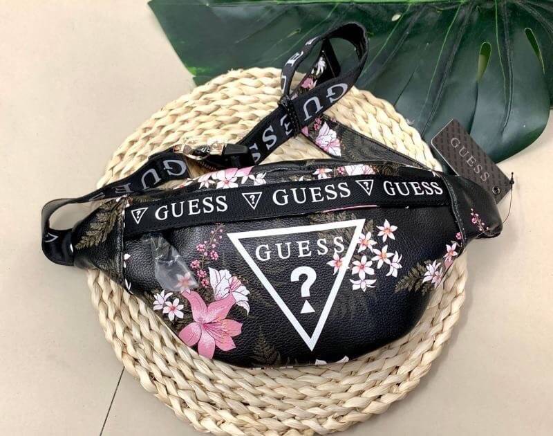 GUESS GESABEL GYM FANNY PACK กระเป๋าคาดอก//คาดเอว ใบงาม ขนาดกำลังดี วัสดุหนังนิ่ม เบา ด้านหน้ามีโลโก้แบรนด์ พร้อมช่องซิปหนึ่งช่อง ช่องซิปหลักกว้าง ใส่ของได้จุ ค่ะ สายคาดตีแบรนด์ตลอดสาย เลื่อนปรับฟรีไซด์น่ะค่ะ สินค้าพร้อมส่ง ใบจริงน่าใช้มากๆค่ะ