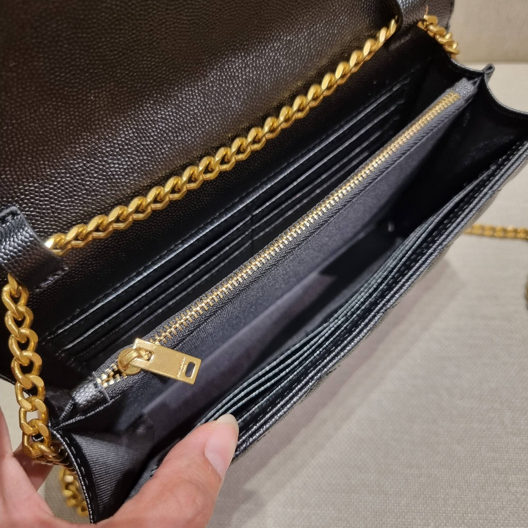 Yves Saint laurent envelope quilted with chain / YSL WOC กระเป๋าสะพายทรง woc สุดฮอต ในดีไซน์ใหม่ ดีเทลเย็บสวยคม โดดเด่นกว่าใครแน่นอน วัสดุหนัง pepble ทนทาน ใช้งานง่ายเพียงแค่เปิด-ปิดด้วยกระดุมแม่เหล็ก ภายในแบ่งสัดส่วนได้ดี มีช่องใส่บัตร มีช่องซิป ใส่มือได