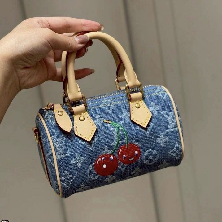LV x TM Micro Speedy Denim Cerise Bag Charm Monogram cherry denim กระเป๋าถือทรงหมอนใบจิ๋วน่ารักปุ๊กปิ๊ก ให้ลุคคุณหนูลูกคุณน่ารักเวอร์lะกดทุกสายตาโดดเด่นมีชีวิตชีวา ด้วยเดนิมวินเทจปักลายเชอร์รี่สีสันสดใสสะดุดตาสะท้อนสไตล์ไอคอนิก