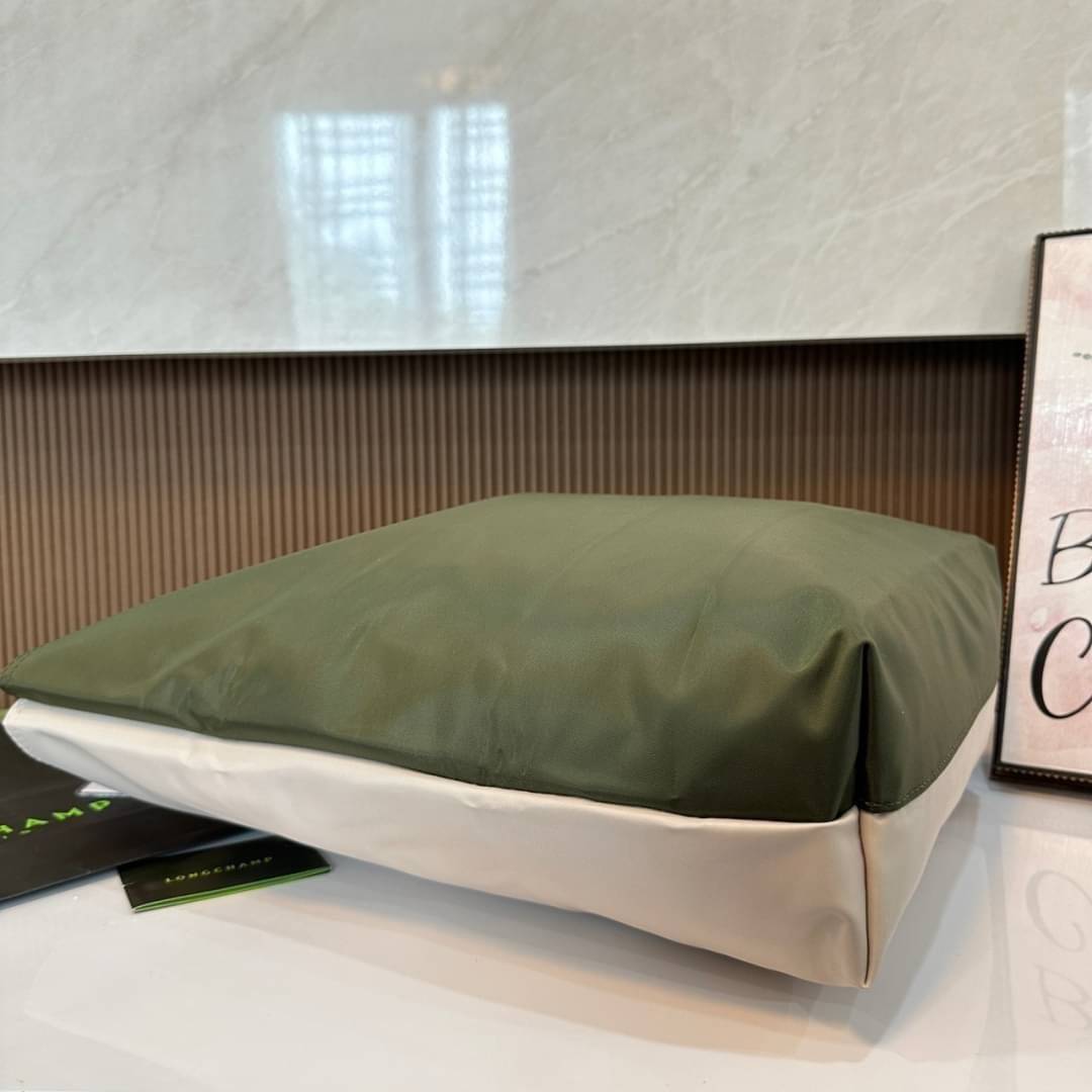 LONGCHAMP LE PLIAGE RE-PLAY TOP HANDLE BAG สินค้ารุ่นลิมิเต็ด collection สุดปัง ซื้อใบเดียวเหมือนได้2 ใบ กระเป๋าสะพายแนวตั้งที่กว้างขวาง มีเอกลักษณ์เฉพาะตัวแต่มีดีไซน์ที่น่าดึงดูด