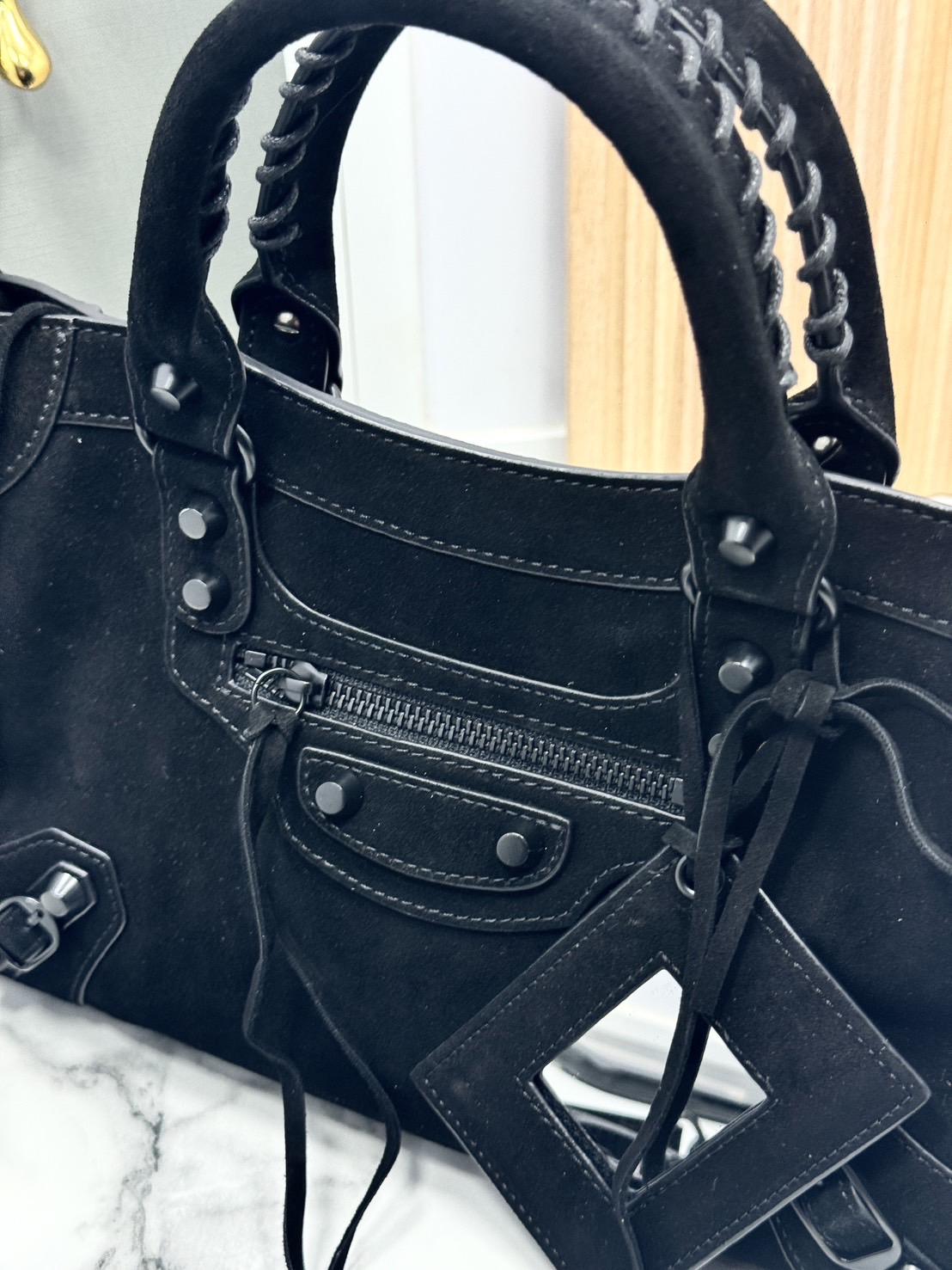 ORI หนังแท้ | Balenciaga Le City suede bag 30cm กระเป๋าถือ/สะพายข้างดีไซน์โดดเด่นสวยเท่ล้ำสมัย ใหม่ล่าสุดงานหนังกลับที่สุดแห่งความไอคอนิกไม่เหมือนใคร มีกิมมิคและลูกเล่นแพรวพราว