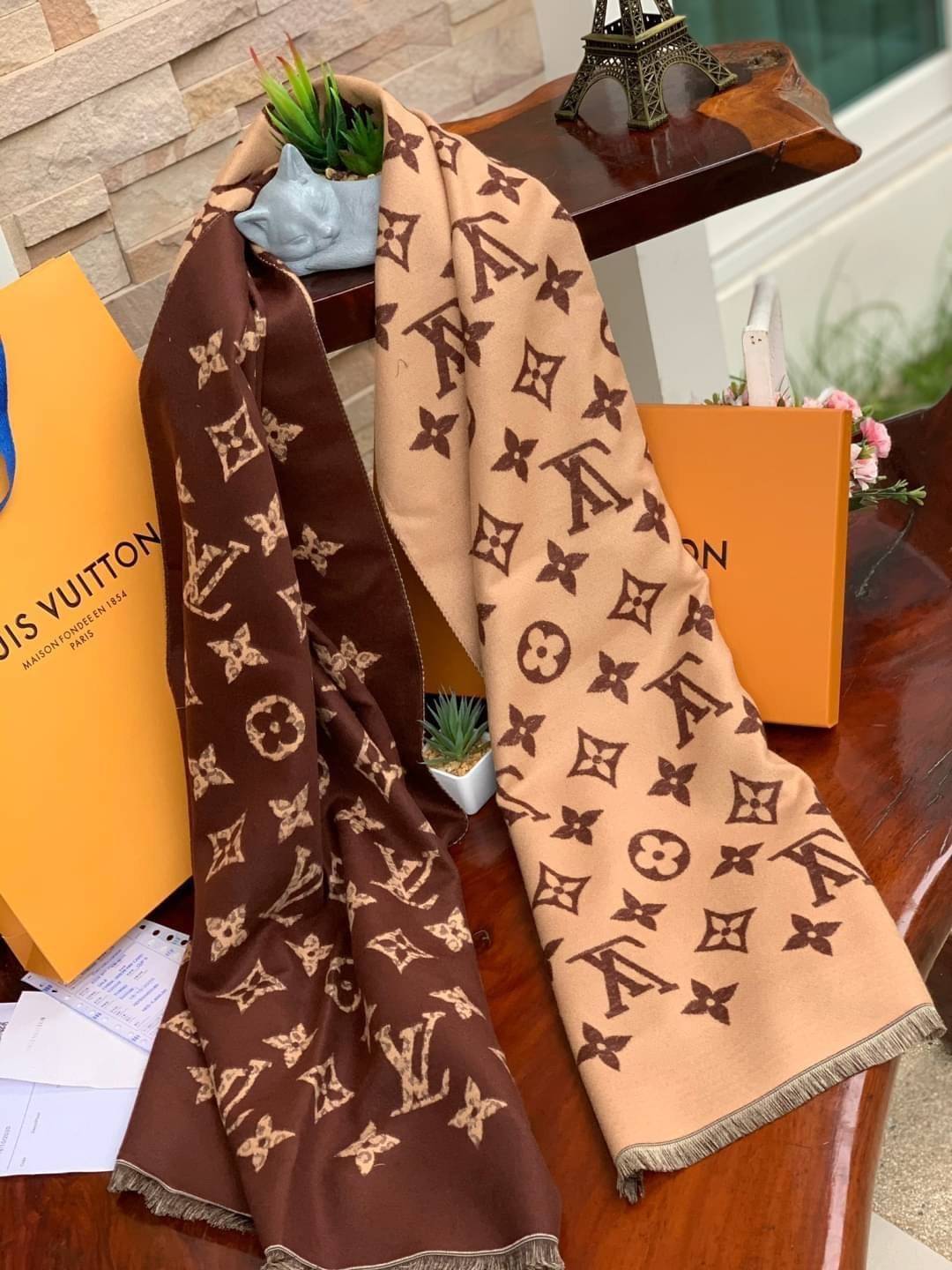 Louis Vuitton Women’s Scarves Accessories อีกหนึ่งแบรนด์ดังจากปารีส ด้วยงานพรีเมี่ยมกิ้ฟ ส่งมอบความรู้สึกดีๆให้กับคนที่คุณรัก ในรูปแบบผ้าพันคอและผ้าคุมไหล่ผืนใหญ่ให้ความอบอุ่น ถักทอด้วยผ้าcashmere ผ้าเนื้อดี สัมผัสนุ่มมือ ทอลายในตัว สีและลายคมชัด เหมาะสำห