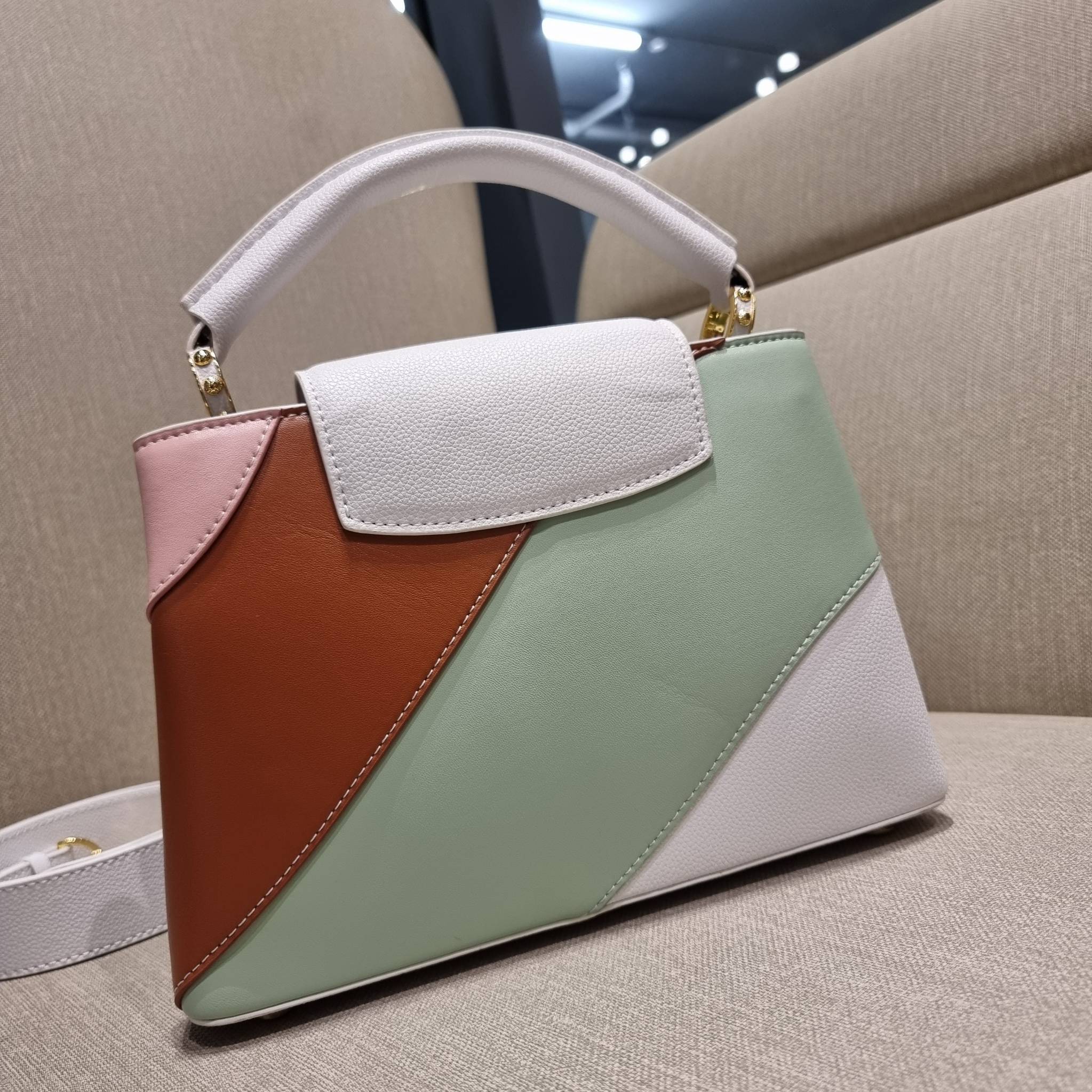 LV capucines top handle ที่สุดของความสวยในราคาเบาๆ กระเป๋าถือสุดหรู ดีไซน์ทรงคลาสสิค พร้อมลวดลายหรูหรา มาพร้อมหูจับในตัว ด้วยรูปทรงวินเทจและวัสดุหนังแท้ ขับผิว ทำให้ไอเท็มนี้สะกดทุกสายตาจริงๆ และยังมีลูกเล่นที่ฝาปิดกระเป๋า ที่สามารถปิด หรือสอดด้านใน ก็เห็