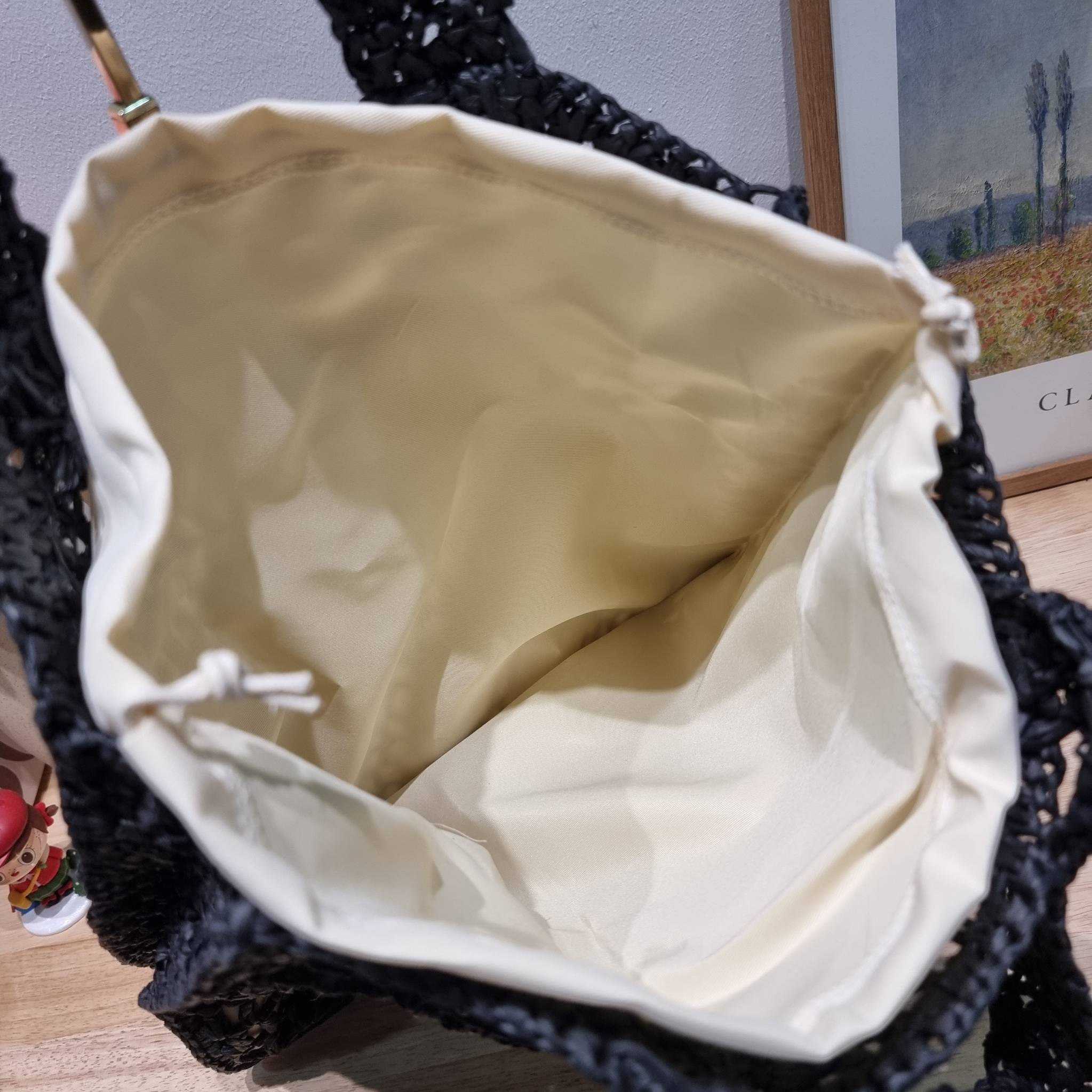 PRADA RAFFIA TOTE BAG สวยไม่ซ้ำใคร สไตล์บีช เหมาะมากกับการสะพายไปเที่ยวทะเล หรือจะใช้ในวันสบายๆก็ตอบโจทย์ กับกระเป๋าสะพายสานใบใหญ่ ตัวกระเป๋าเป็นวัสดุสังเคราห์จากธรรมชาติ