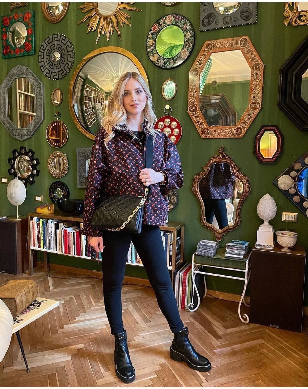 LV HANDLE POUCH MONOGRAM กระเป๋าสะพายกึ่งคลัชท์ สุดล้ำ ใหม่ล่าสุดมาแรงมาก ด้วยความสวยปังตั้งแต่แรกเห็น วัสดุหนังแกะปั๊มลายสวยคม มาพร้อมสาย 2 เส้น เลิศๆ มีสายโซ่ที่มีดีเทลละเอียดไม่ซ้ำ และสายสปอร์ตครอสบอดี้ ที่จะคล้องไว้ทั้งสองเส้นก็ดีงาม หรือสลับใช้ตามลุค