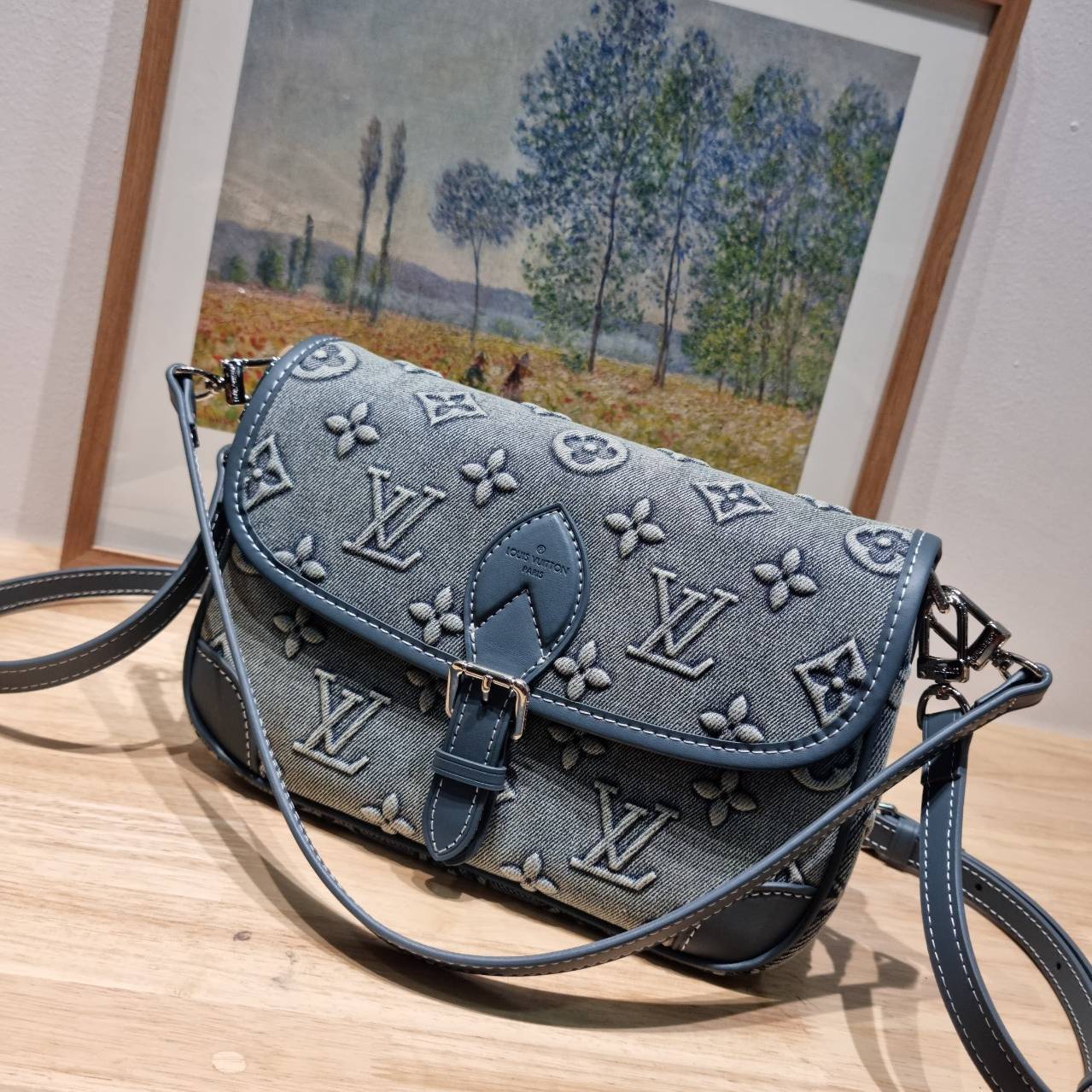 LV diane monogram washed denim bag ใหม่ล่าสุด กับกระเป๋าทรงสุดฮิต คลาสสิคและเป็นอีกหนึ่ง signature ที่มาในรูปแบบ washed denim สวยดูแพงสุดๆ