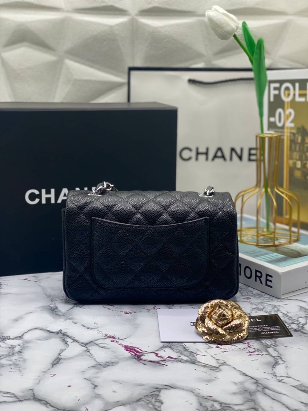 หนังแท้ CHANEL classic 8" black caviar รุ่นยอดนิยมไอเท็มฮิตวัสดุหนังคาเวียร์สวยคลาสสิค ด้านหน้ามีโลโก้แบรนด์อะไหล่ทอง/เงินสวยหรู ภายในสีแดงเบอกันดี้ เป็นใบยอดนิยมของสาวๆ เลยค่าา พร้อมส่งที่ไทยไม่ต้องรอพรีฯ สาวก Chanel Must Have! นะคะ