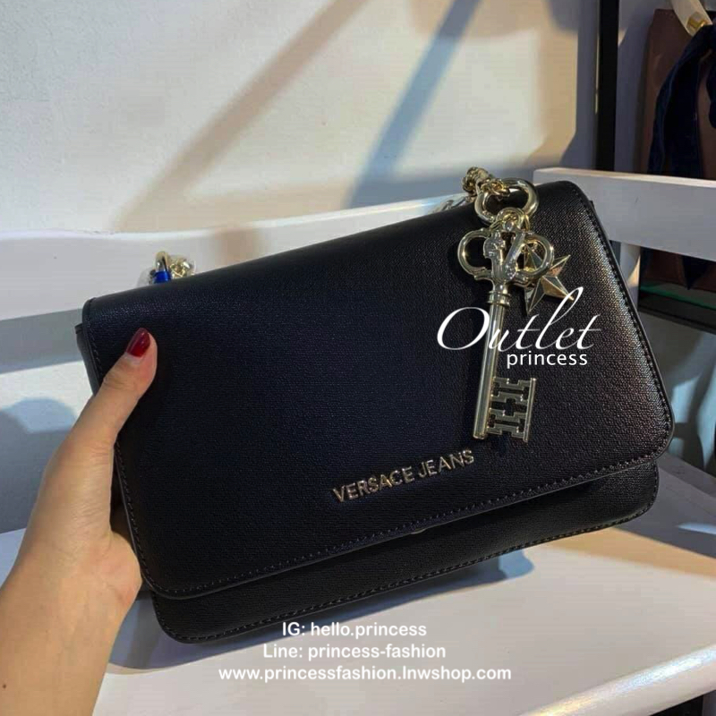 VERSACE JEANS BAG กระเป๋าสะพายจากแบรนด์ดัง วัสดุ Saffiano PVC คุณภาพดี นิ่ม น้ำหนักเบา ด้านหน้าประดับด้วยโลโก้แบรนด์สุดหรู เปิดปิดกระเป๋าแบบกระดุมแม่เหล็ก ด้านในโล่งกว้างมีช่องซิปและช่องเล็กสำหรับใส่ของ ซับในลายแบรนด์ สายสะพายโซ่สลับหนังรุ่นนี้สามารถสะพาย