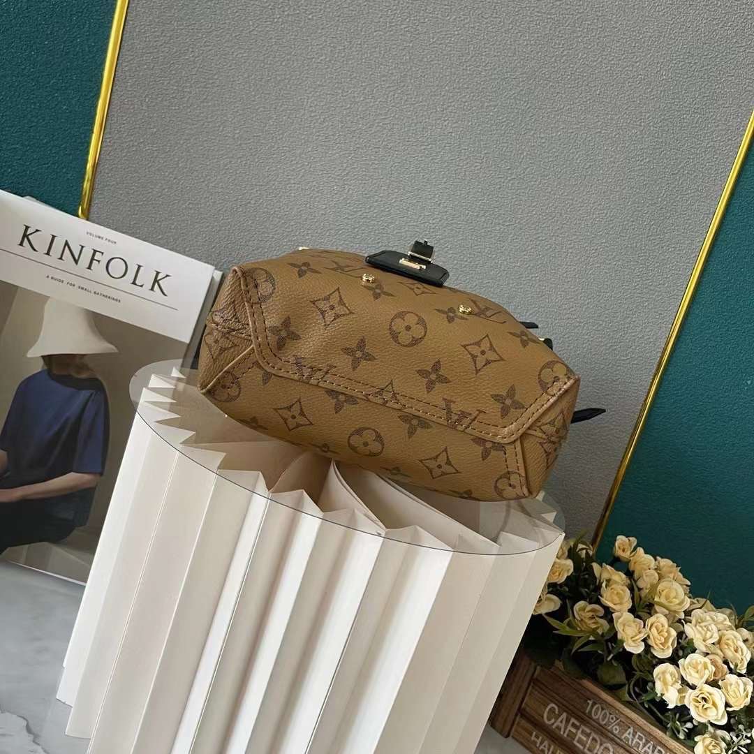 LV Atlantis BB Monogram Reverse กระเป๋าถือแคนวาสแต่งขอบหนังสีเข้มประดับเนมแท็ก LV เกรดออริ สลับแท้ 1:1 ใช้ต่างประเทศได้