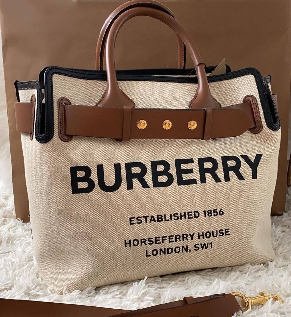 พรีเมี่ยมกิ๊ฟแท้ 100% 】BURBERRY FRAGRANCES TOTE BAG VIP GIFT WITH PURCHASE (GWP) กระเป๋าถือหรือสะพายพรีเมี่ยมกิ๊ฟ Limited Edition จาก BURBERRY PERFUME รุ่นหายาก วัสดุ Canvas & Leather ดีไซน์สวยมีเอกลักษณ์คาดด้วยสายหนังBeltประดับกระดุมสีทองด้านหน้า หูจับหน