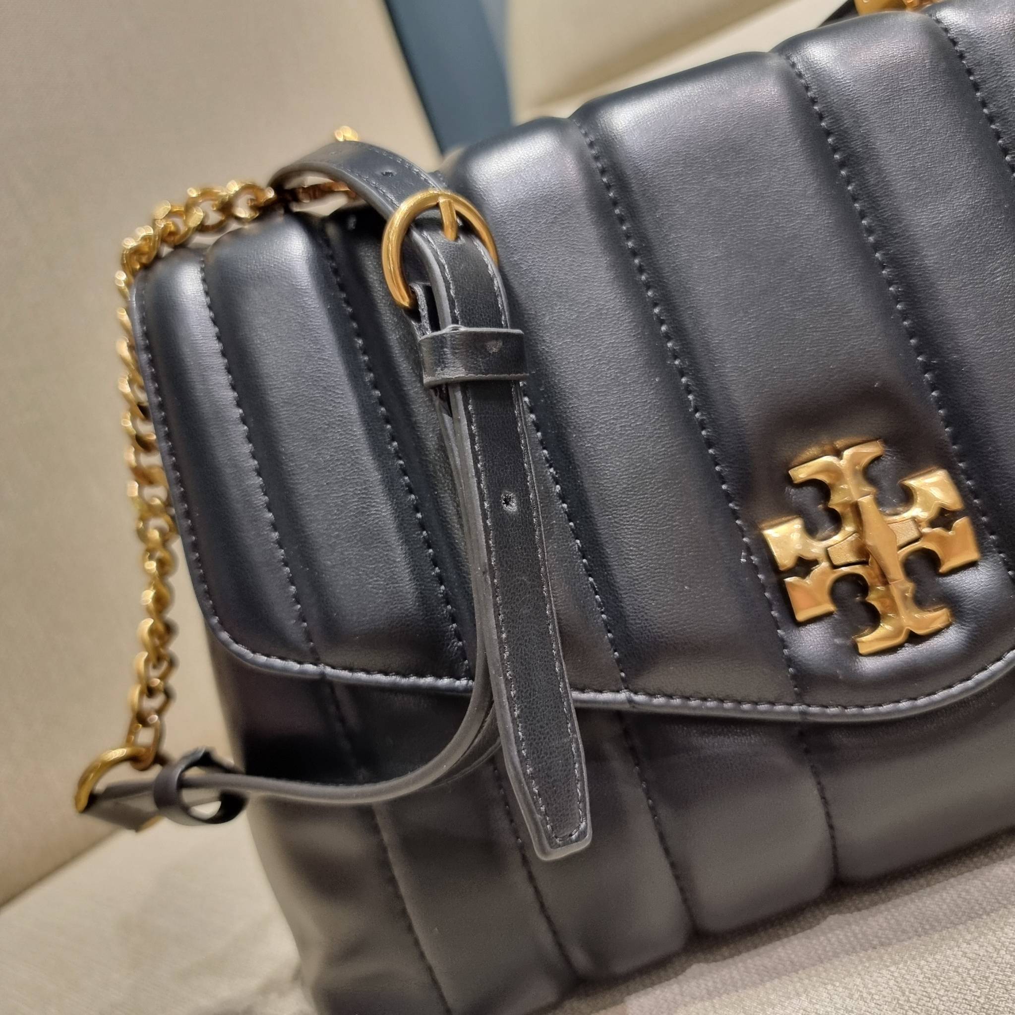 TORY BURCH KIRA QUILTED LARGE SATCHEL ใบใหญ่กับคอลที่ปังไม่ไหว พร้อมเสิร์ฟสีคลาสสิค กระเป๋าถือ/สะพาย ทรงสวย ดูแพง ดูหรู!! หนังแท้ ดีไซน์บุนวม เส้นคมสวย วัสดุหนังแกะ สัมผัสดีงาม นิ่มมือ เปิด-ปิดด้วยอะไหล่บิดล็อค ภายในเป็นช่องโล่ง มีช่องซิป ใส่ของได้แน่นๆ ม