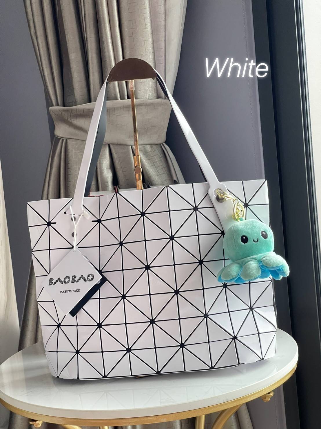 Bao Bao Issey Miyake ROCK MATTE ซีรีส์นี้จะเป็นทรงสี่เหลี่ยมผืนผ้า มีซิปปิดด้านบน ถือเป็นรุ่นที่เหมาะกับการใช้งานในชีวิตประจำวัน สามารถพับมุมและบริเวณด้านล่างของกระเป๋าเพื่อเพิ่มความสะดวกสบายในการใช้งาน ทั้งยังช่วยให้วางกระเป๋าในแนวตั้งได้อีกด้วย แผ่นต่อส