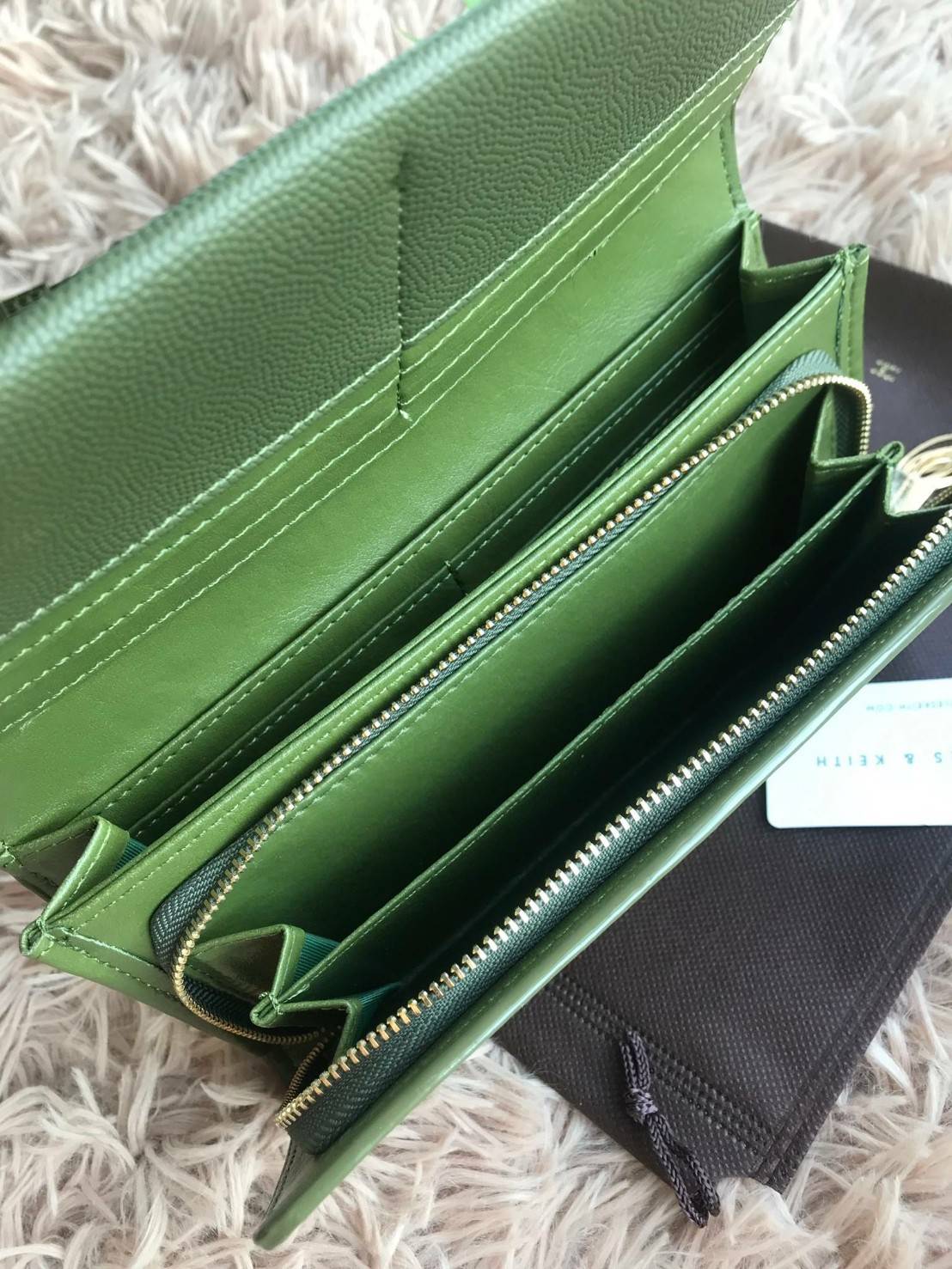 CHARLES & KEITH TASSEL DETAIL LONG WALLET รุ่นขายดี!! กระเป๋าสตางค์ใบยาว ขนาดกำลังพอดีมือ วัสดุหนังลายคาเวียร์ เปิดปิดด้วยแถบแม่เหล็ก มีดีเทลที่หัวซิปอะไหล่ทองเป็นพู่สั้นๆกำลังดี ภายในมีช่องซิป ช่องธนบัตร และช่องเสียบการด์แยกเป็นสัดส่วน ด้านหลังมีช่องเพิ่