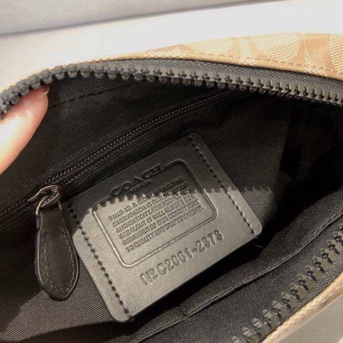 COACH EDGE CROSSBODY IN SIGNATURE CANVAS กระเป๋าสะพายครอสบอดี้ร์ วัสดุหนังแท้ หนังนิ่มอย่างดีค่ะ ด้านหน้ามีช่องซิปซ่อนให้หนึ่งช่อง เปิดปิดช่องหลักแบบซิปคู่ภายในกว้าง ใส่ของได้จุเลยนะคะ มีช่องซิปและช่องเล็กให้อีก2ช่อง;ด้านหลังกระเป๋าเป็นช่องโล่งใส่ของอีกช่