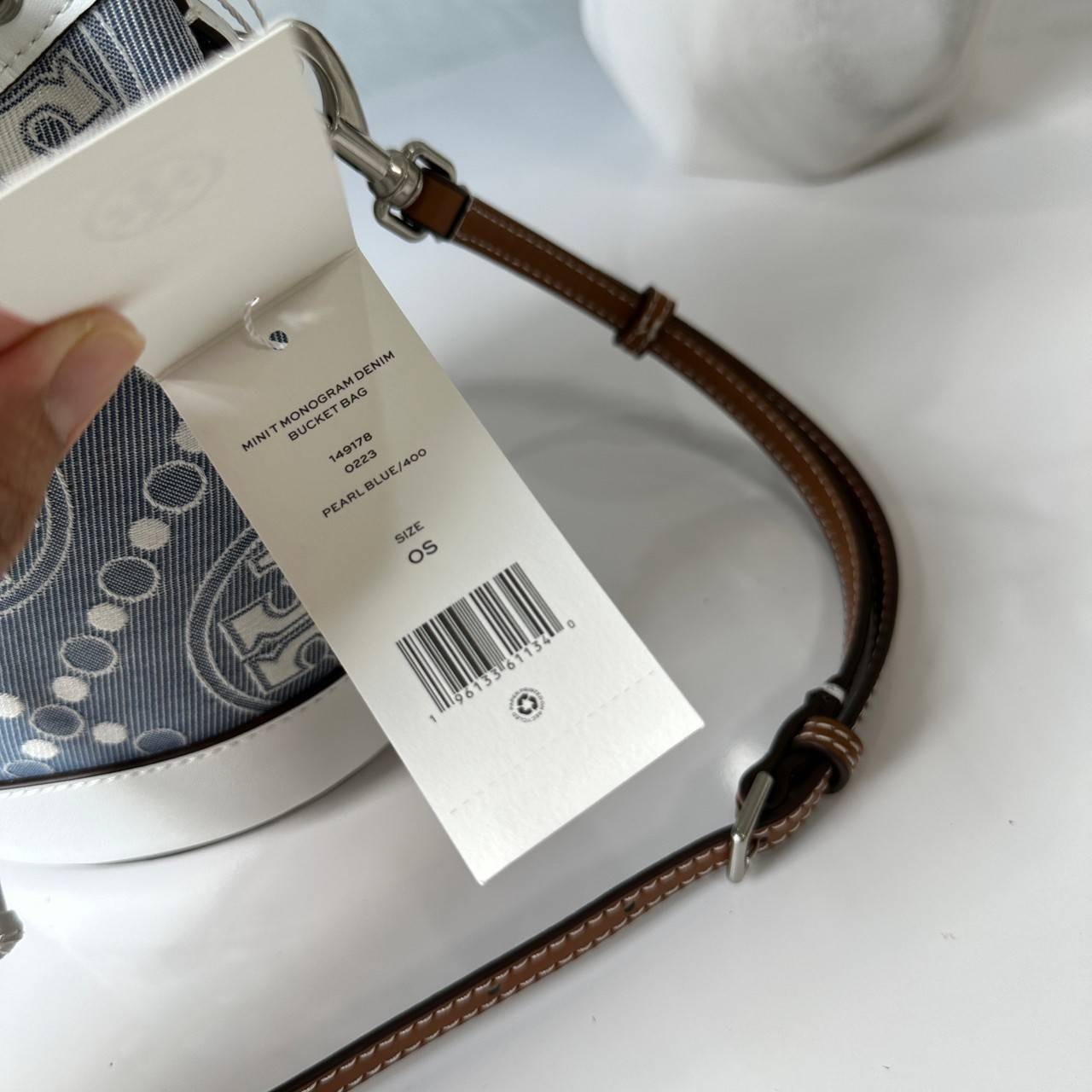 TORY BURCH Mini T Monogram Denim Bucket Bag คอลเลคชั่นใหม่ รูปแบบคลาสสิค พกพาความหรูหราไปได้ทุกที่ด้วยกระเป๋าทรง Bucket ขนาดกลางและปิดด้วยเชือกรูดพร้อมโลโก้แวววาว วัสดุผ้าเดนิมแจ็คการ์ด ตัดขอบหนังแท้ สวยหรู ทันสมัยสุดๆคะ