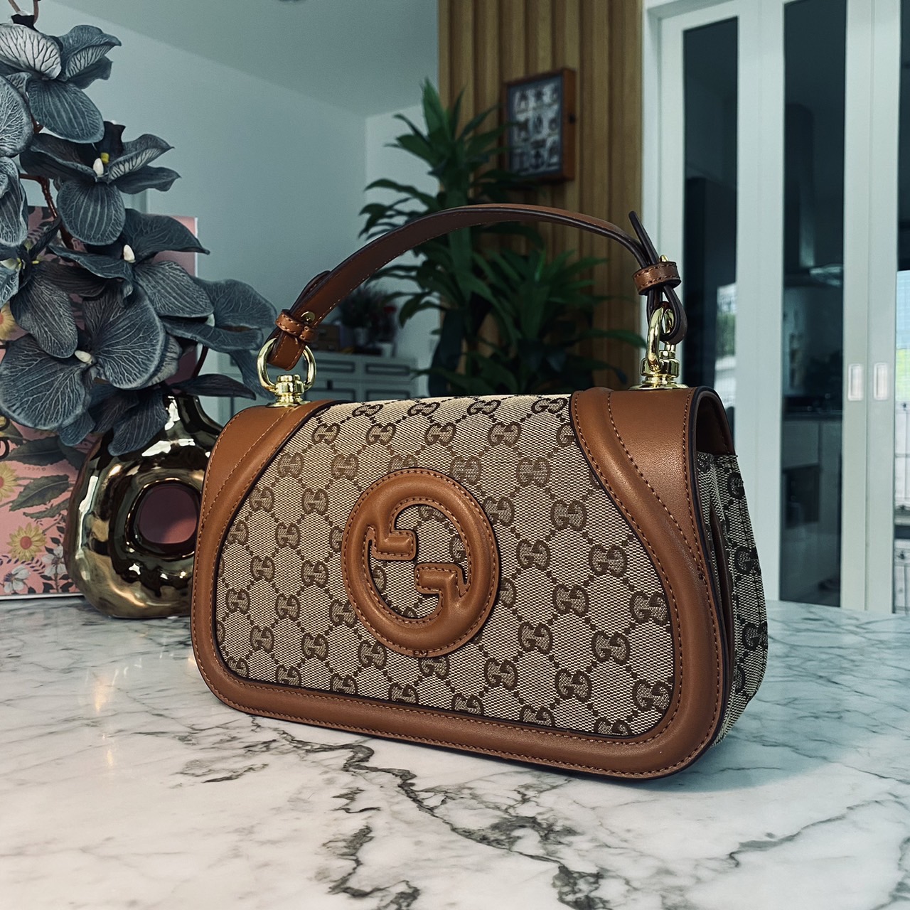 Gucci Blondie small top handle bag กระเป๋าสะพายรุ่นใหม่สุดไอคอนนิก งานหนังสวยมาก มีกลิ่นหอมอ่อนๆ เหมาะมากสำหรับของขวัญปีใหม่นี้ จะให้ตัวเองหรือให้เป็นของขวัญก็ดีงามมากๆ