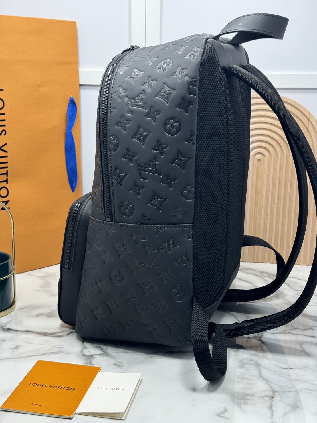 LV Racer Backpack กระเป๋าเป้สะพายหลัง รุ่นนี้สะท้อนถึงความสปอร์ตและเทห์ด้วยหนัง Monogram Shadow หนังแท้เนื้อนุ่มสีดำสง่างาม