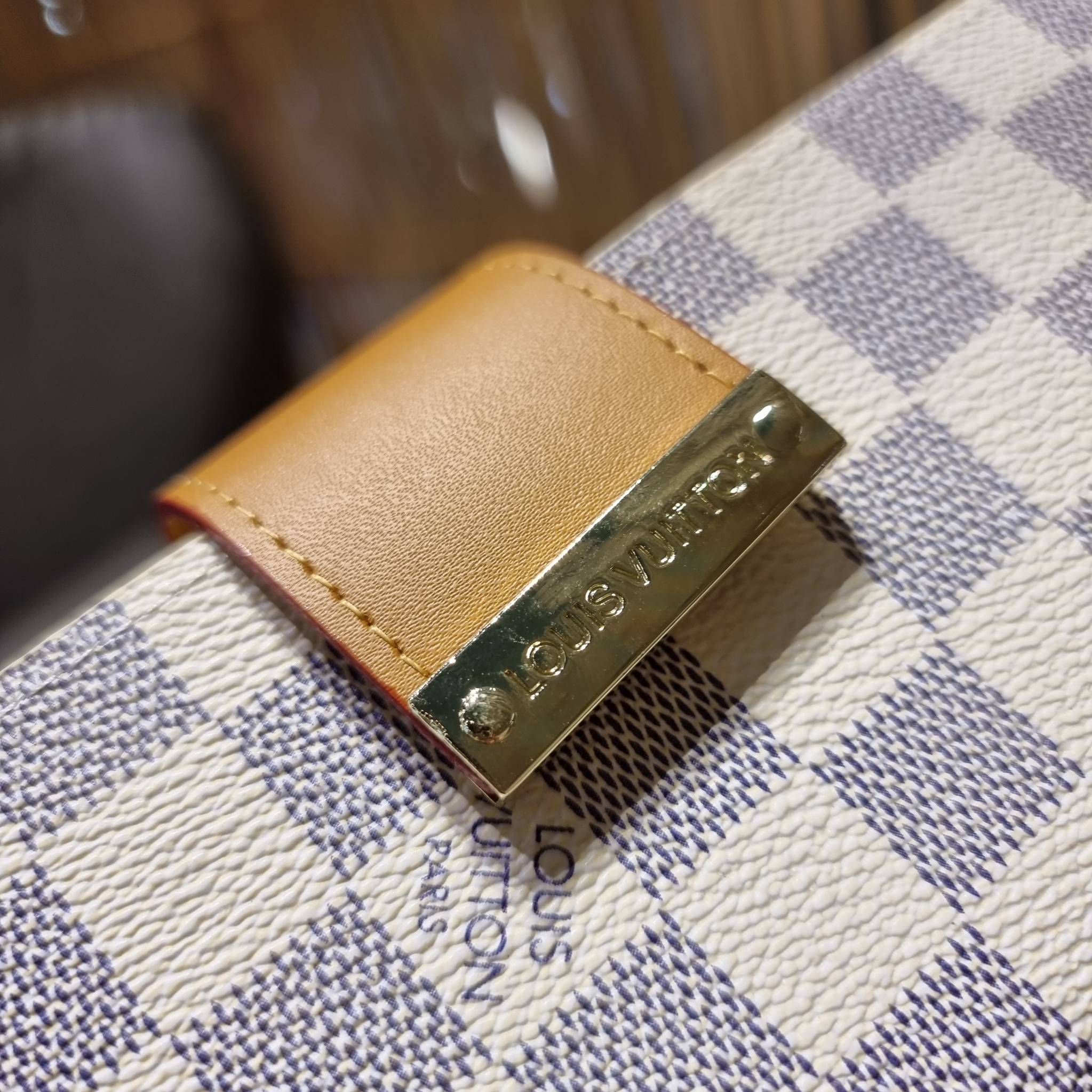 VIP 】ได้เวลาเปลี่ยนกระเป๋าสตางค์รับทรัพย์กันแล้ว!! LV vip wallet กระเป๋าสตางค์พรีเมี่ยมกิ๊ฟ เป็นไอเท็มหายาก ที่สาวๆต้องว้าว!! ใบยาวขนาดกำลังเหมาะมือ ถือแล้วขับผิวทุกสี วัสดุหนังแคนวาส ทนทาน เปิด-ปิดด้วยกระดุม ภายในมีช่องใส่บัตรเยอะมาก แบ่งสัดส่วนสวย ใส่ธน