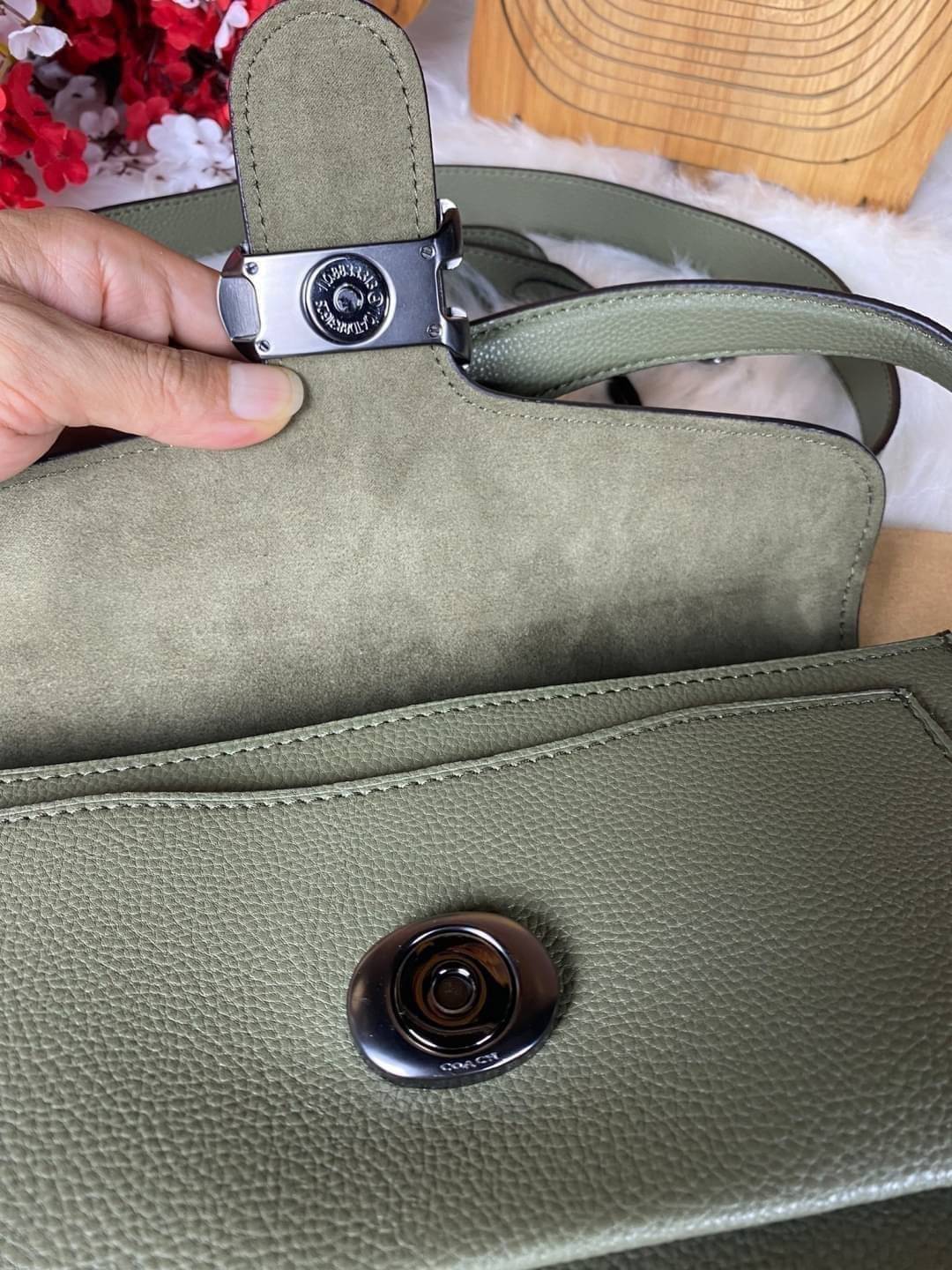 COACH TABBY SHOULDER BAG 26 ((73995)) พัฒนามากจากกระเป๋า Coach รุ่นดังยุค 1970 ทำจากผ้า Canvas เคลือบลายซิกเนเจอร์ หนังลายกรวดและหนังกลับ ด้วยวัสดุคลาสสิค มากับสายที่ถอดได้ถึง 2 สาย ไม่ว่าจะเป็นสายหิ้วหรือสายสะพาย หนังลายกรวดและหนังลูกวัวแบบเนื้อละเอียด แ