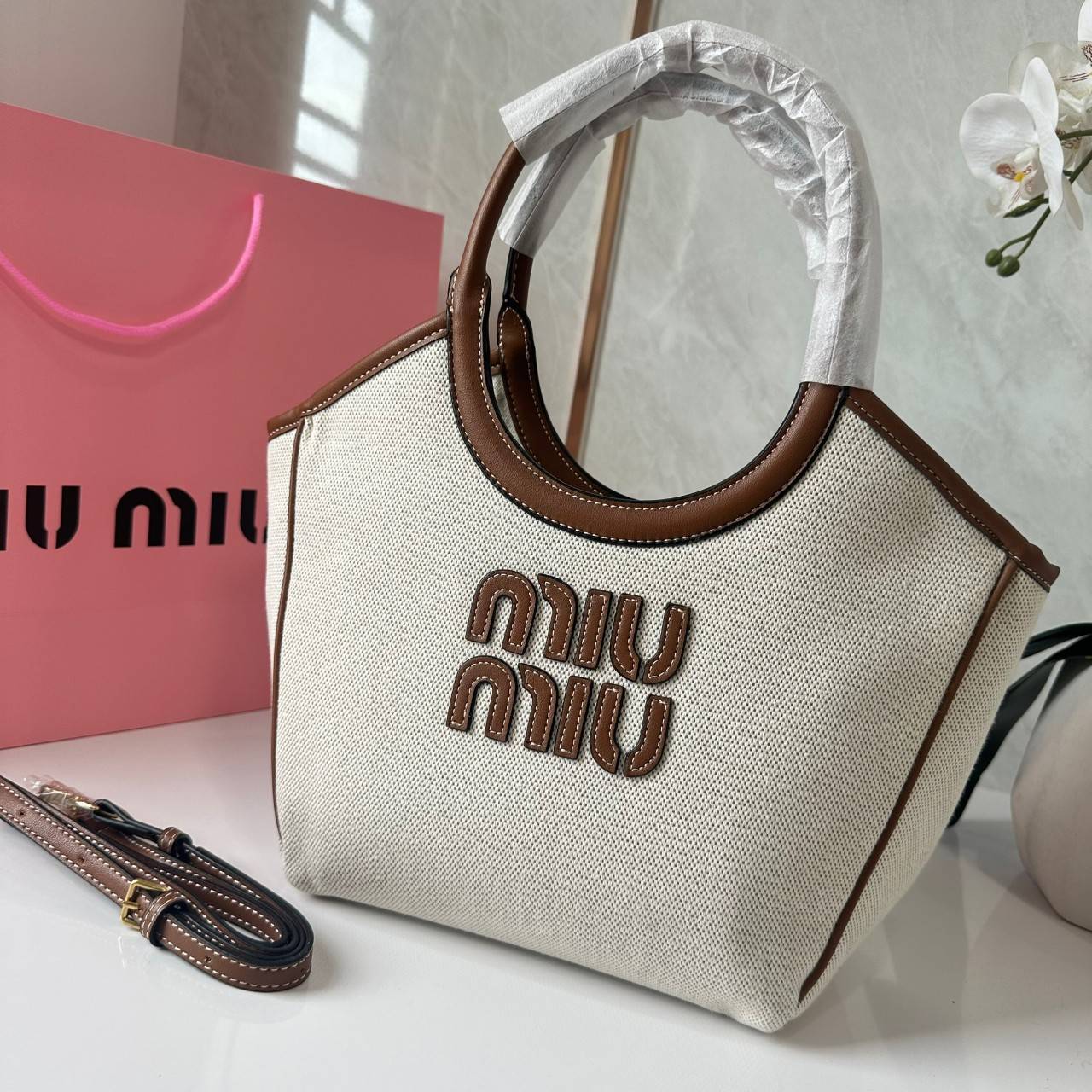 MIU MIU IVY CANVAS BAG / MIU MIU TOTE IVY MINI กระเป๋าถือหรือสะพายข้างทรงโท้ท รูปทรงทันสมัยน่ารัก สวยหรูมากๆคะ