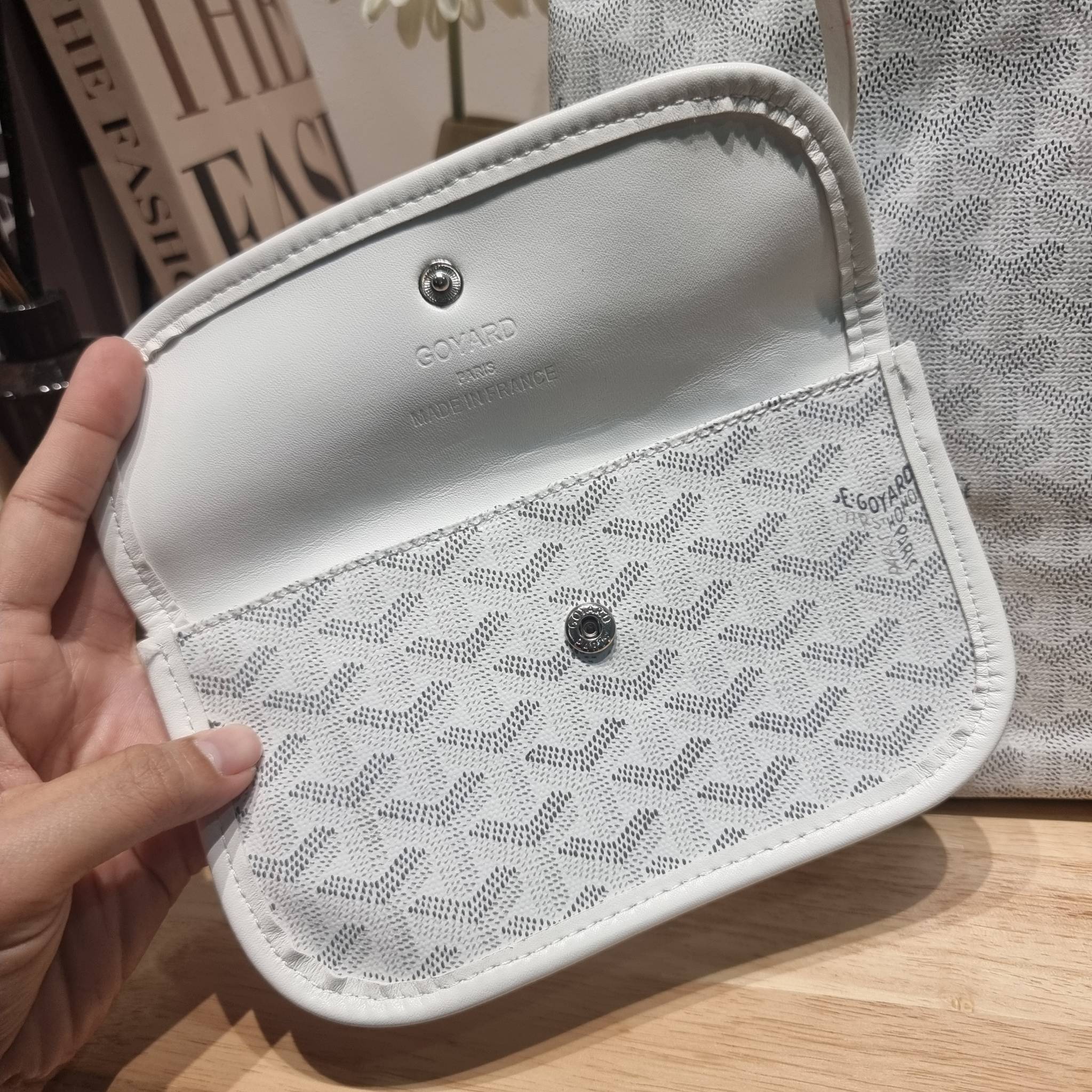 GOYARD BOHEME HOBO BAG / GOYARD HOBO กระเป๋าสะพายทรงโฮโบ ใบใหญ่จุใจ!! มาครบสีขายดี เลิศทุกสี รูปทรงคลาสสิค ดีไซน์เป็นเอกลักษณ์ วัสดุหนังแคนวาสพิมพ์ลายสวยคม ปากกระเป๋ามีซิปเปิด-ปิดกันของหล่นได้ ภายในโล่งกว้างมาก มาพร้อมสายคล้องในตัว ทนทาน สะพายสวยๆได้ทุกวั