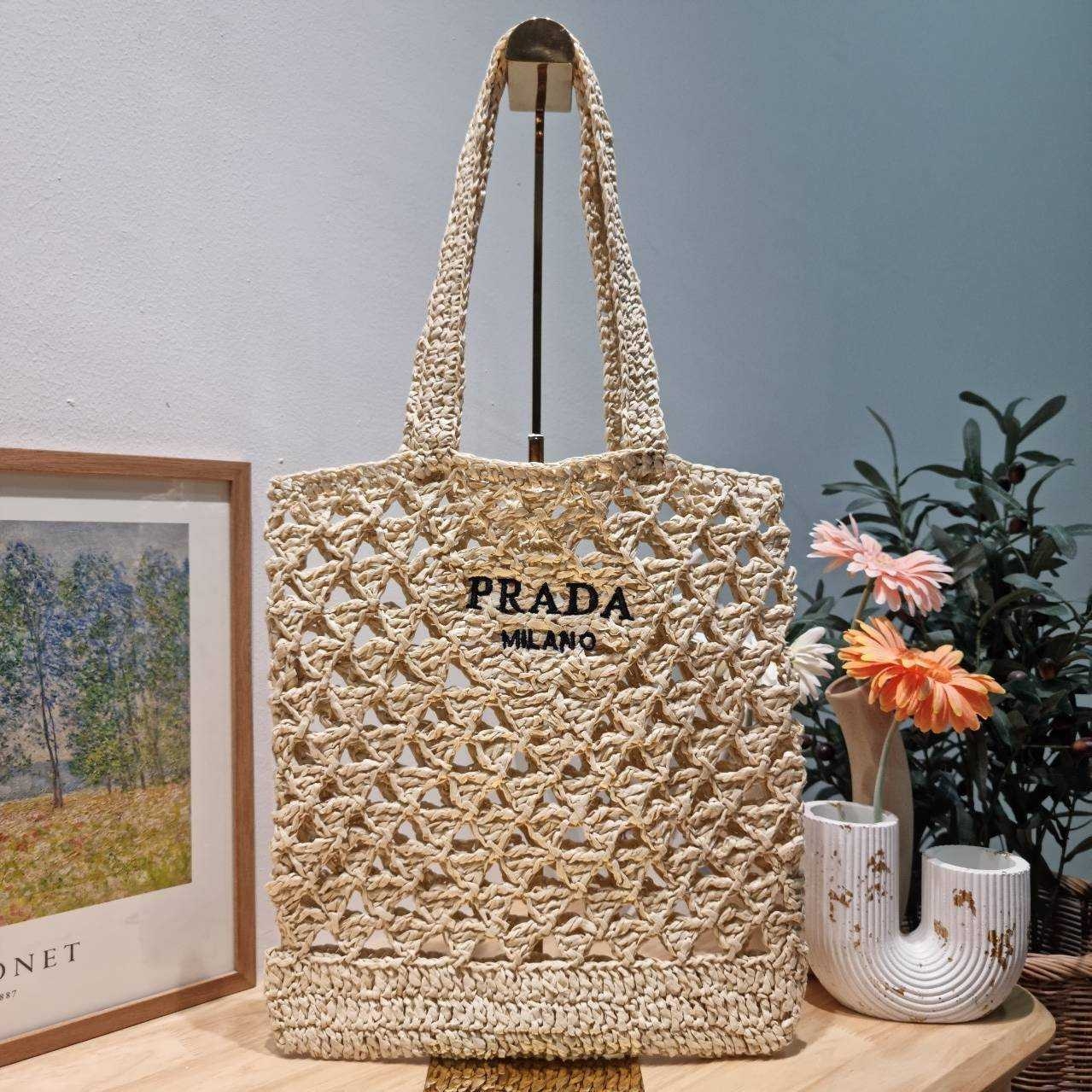 PRADA CROCHET TOTE BAG กระเป๋าสะพายทรงโท้ทลายสาน สวยไม่ซ้ำใคร สไตล์บีช เหมาะมากกับการสะพายไปเที่ยวทะเล หรือจะใช้ในวันสบายๆก็ตอบโจทย์